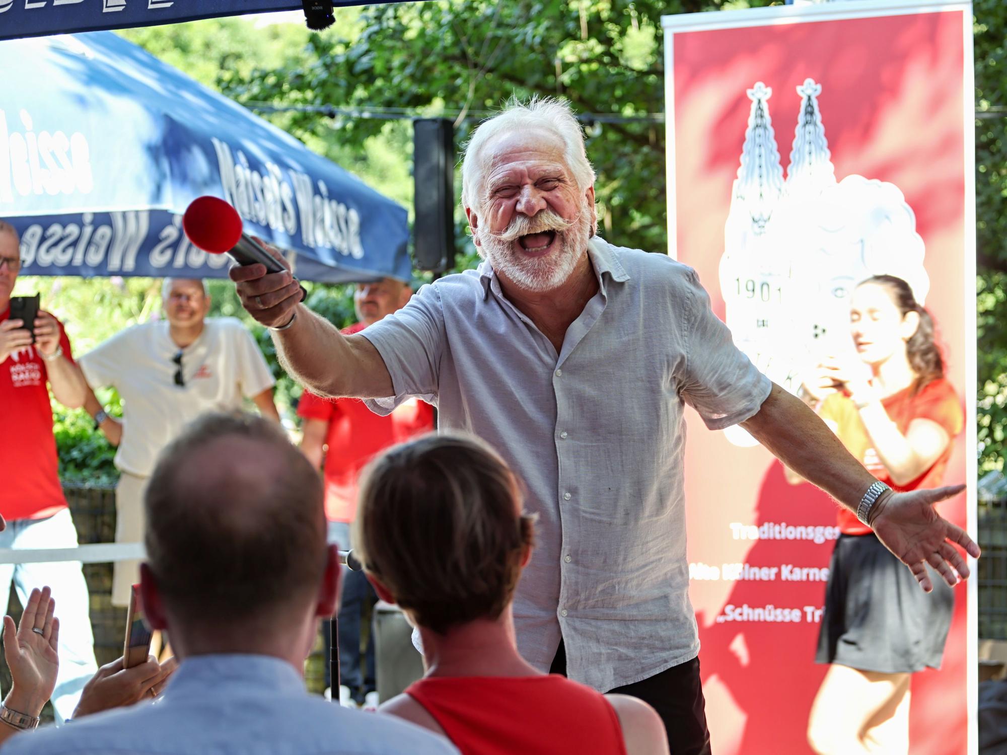 Henning Krautmacher singt mit den Gästen im Biergarten.