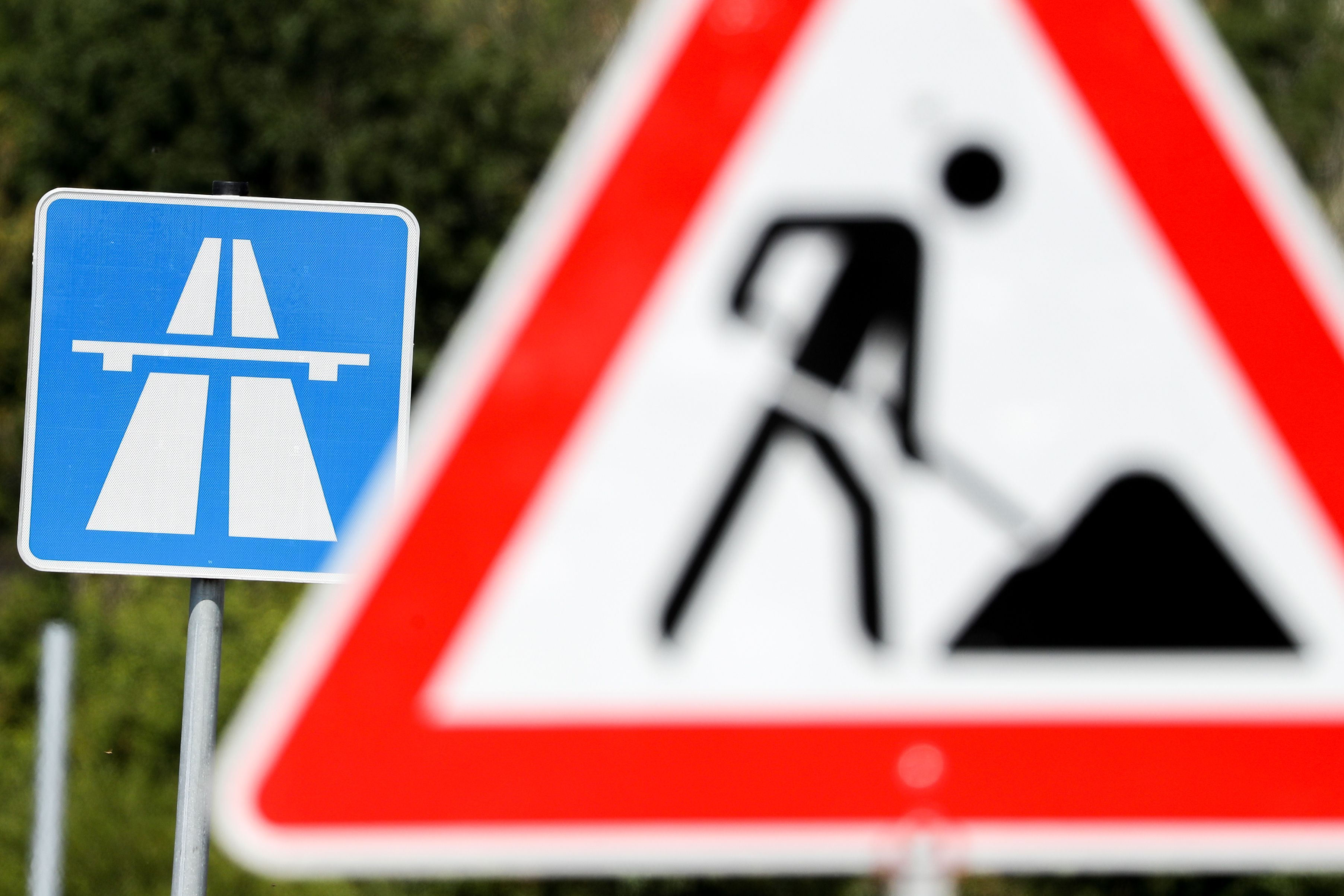 Auf den Straßen in NRW wird es voll zum Ferienstart. Es gibt viele Baustellen.