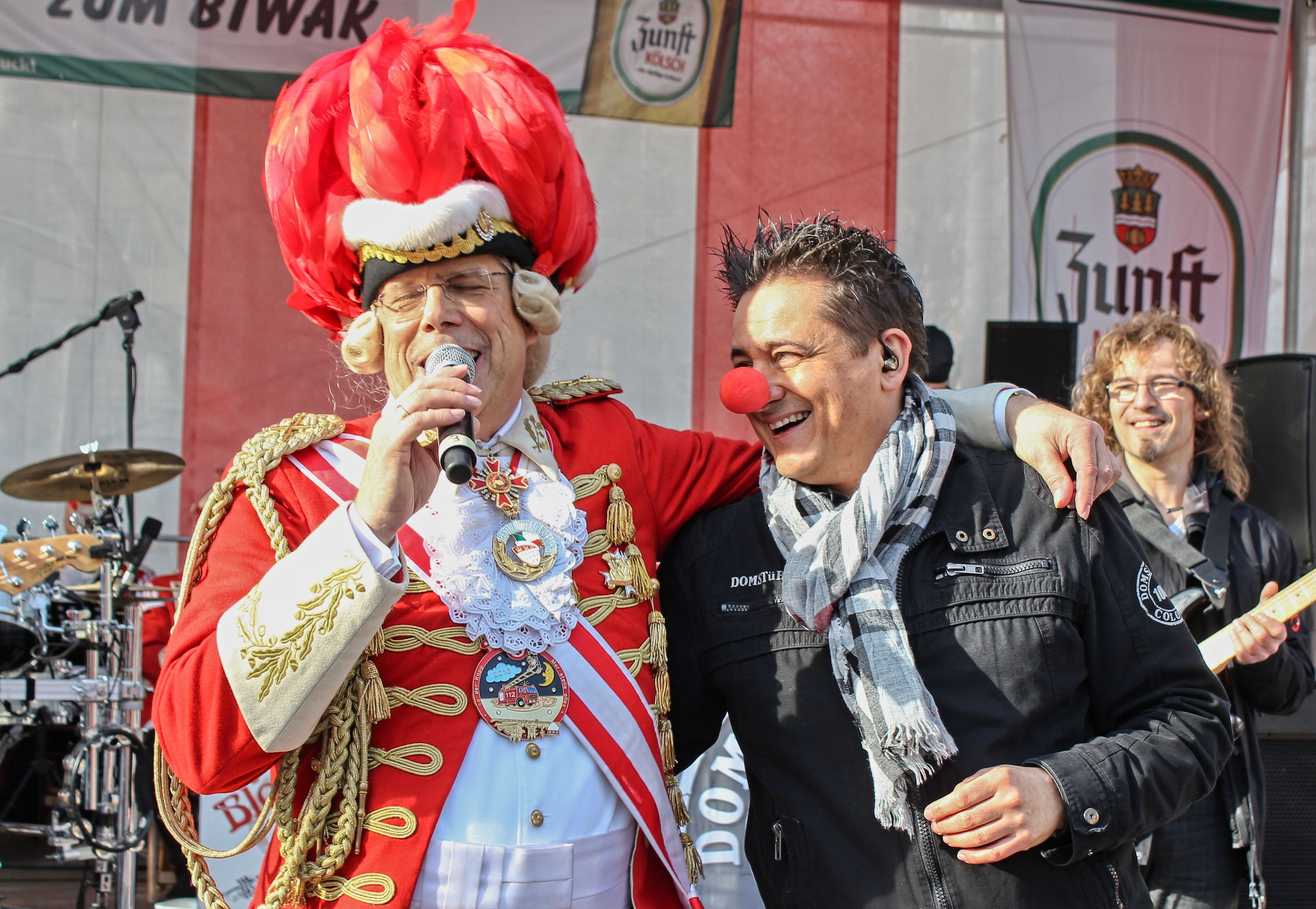 Heinz-Günther Hunold umarmt Micky Nauber.