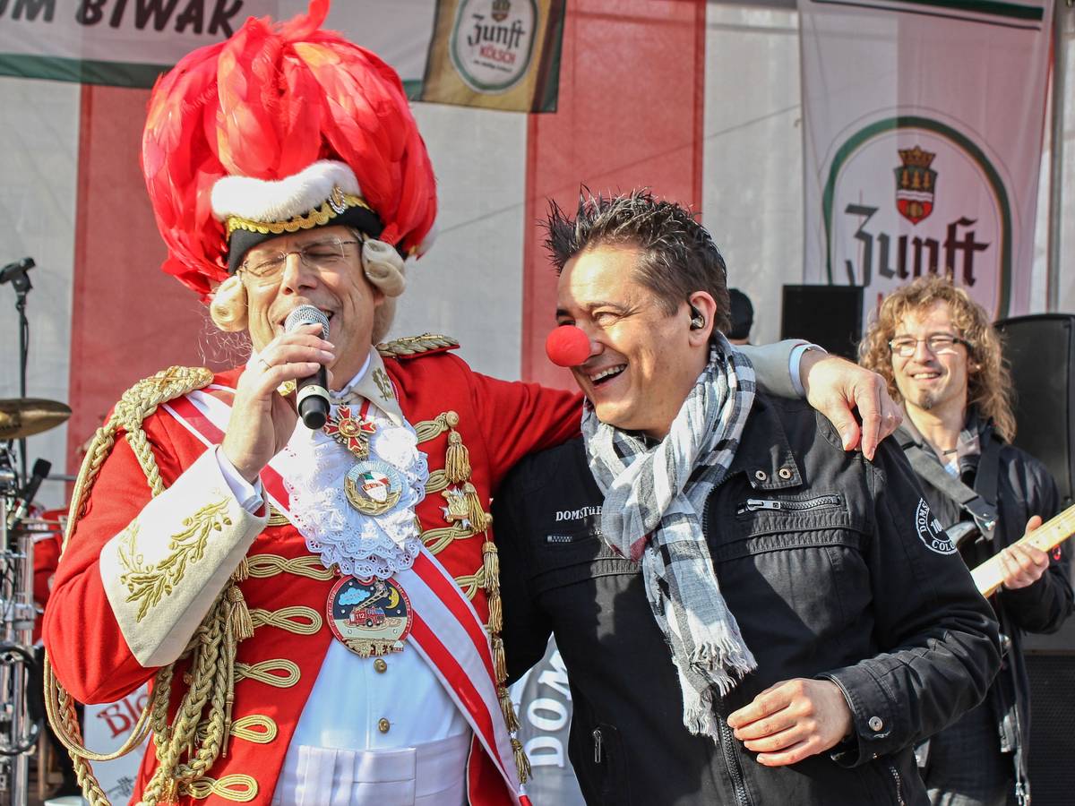 Heinz-Günther Hunold umarmt Micky Nauber.