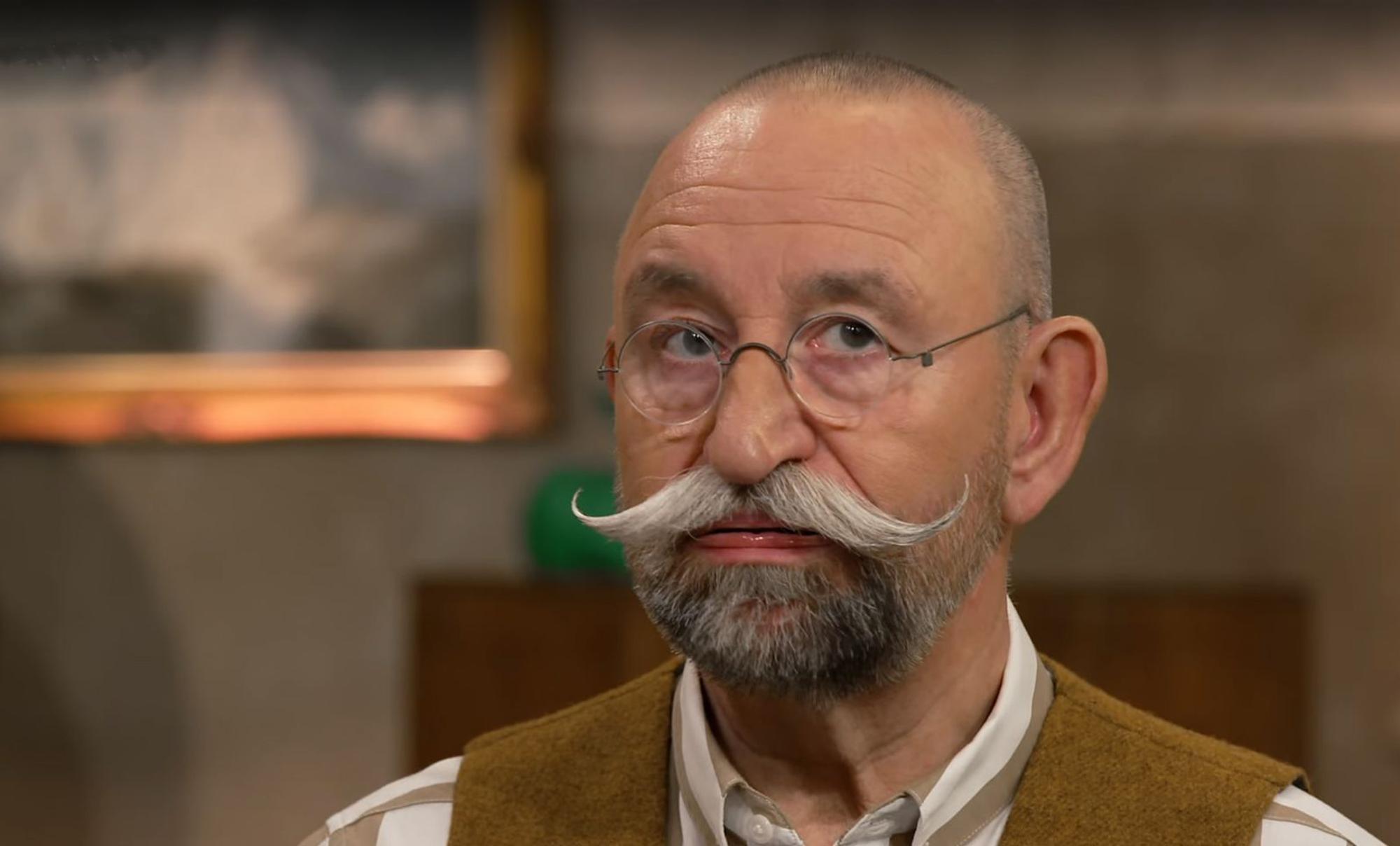 „Du hast so schöne Äuglein!“ Horst Lichter (64) war in der Montagsausgabe von „Bares für Rares“ (ZDF) von einer Verkäuferin besonders angetan: „Ein schönes Gemälde, eine bezaubernde Dame“, begrüßte der Moderator Maja Zimdars-Kaus (68) zirpend und lobte dann die Augen der Rentnerin: „Die strahlen so schön!“ (Bild: ZDF)