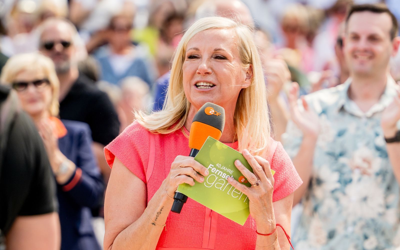 Andrea Kiewel moderiert seit 2000 den „ZDF-Fernsehgarten“. (Bild:  ZDF / Maximilian von Lachner)