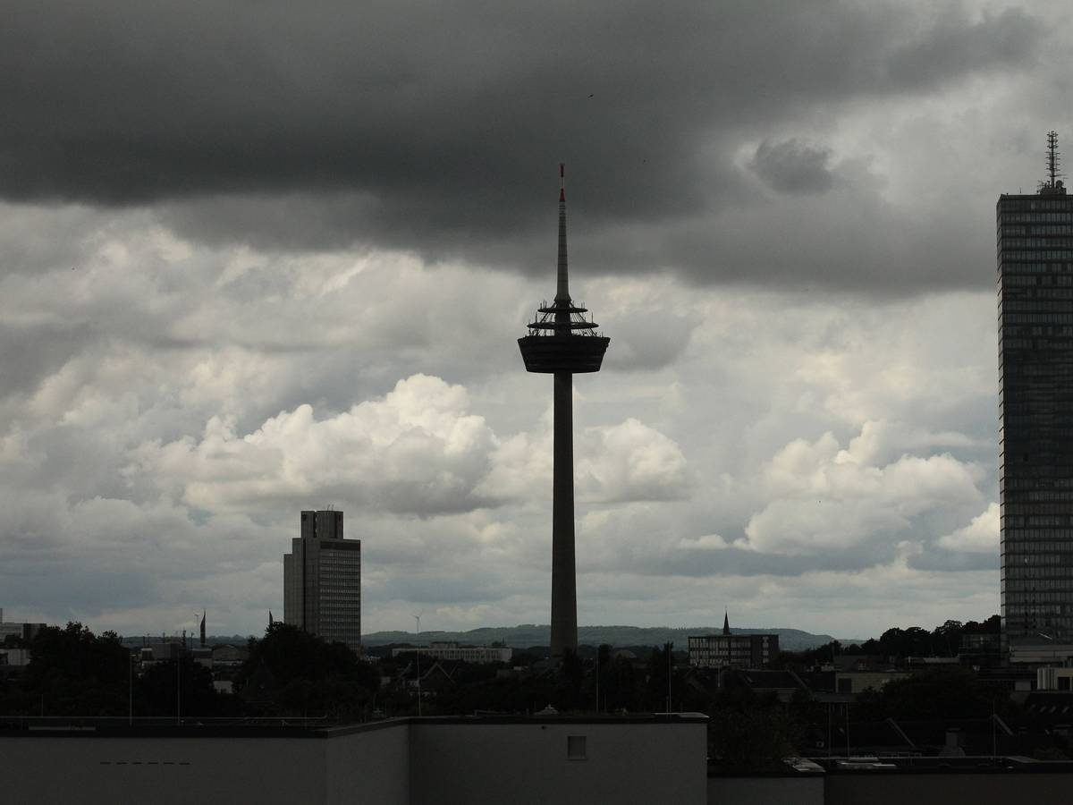 In Köln kann es am Dienstag Gewitter geben (Archivbild).