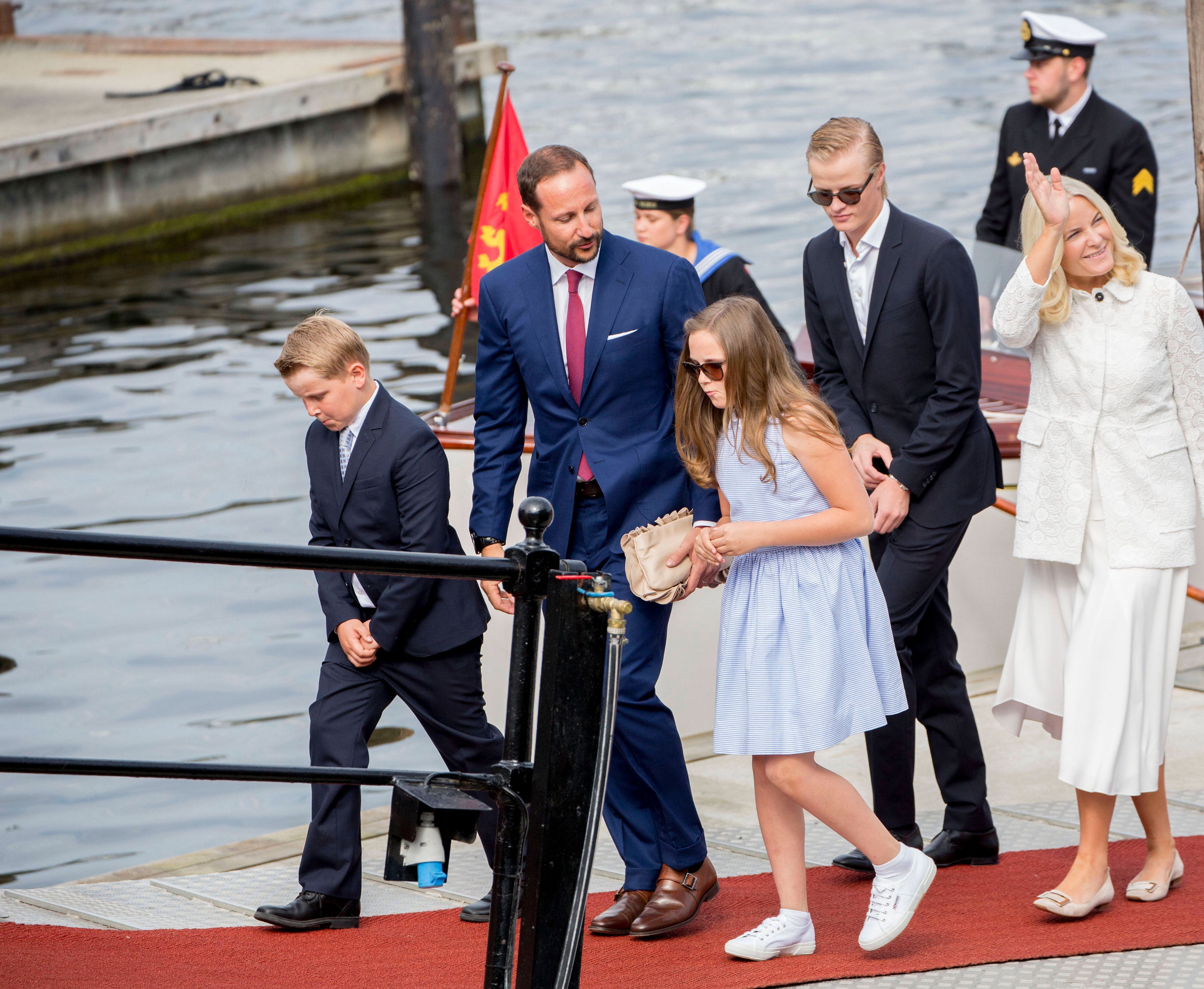 Prinz Haakon, Prinzessin Mette-Marit, Marius Borg Høiby und seine Geschwister bei einem royalen Anlass.