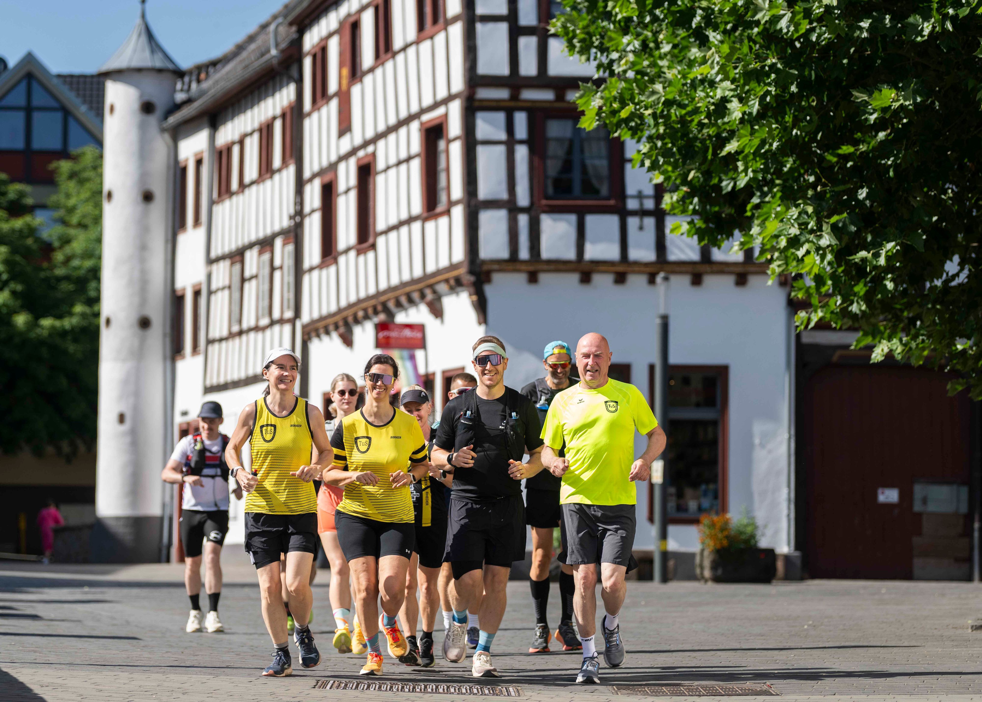 Das Bild zeigt den Landrat Markus Ramers, der mit einigen sportlichen Mitstreitern durch Bad Münstereifel läuft.