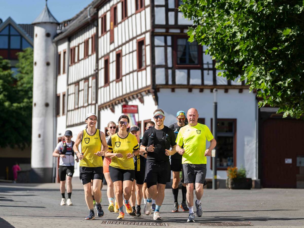Das Bild zeigt den Landrat Markus Ramers, der mit einigen sportlichen Mitstreitern durch Bad Münstereifel läuft.