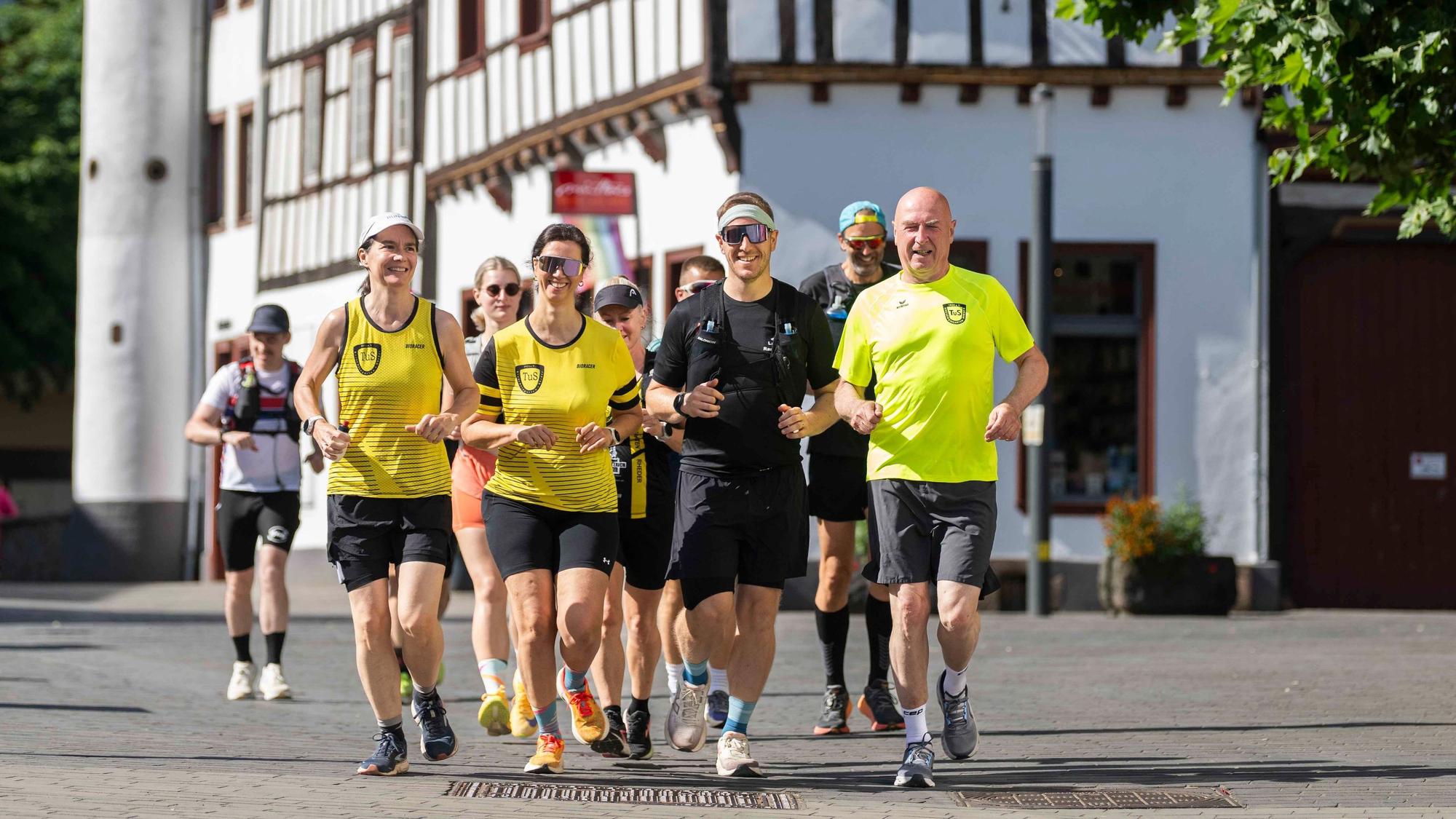 Das Bild zeigt den Landrat Markus Ramers, der mit einigen sportlichen Mitstreitern durch Bad Münstereifel läuft.