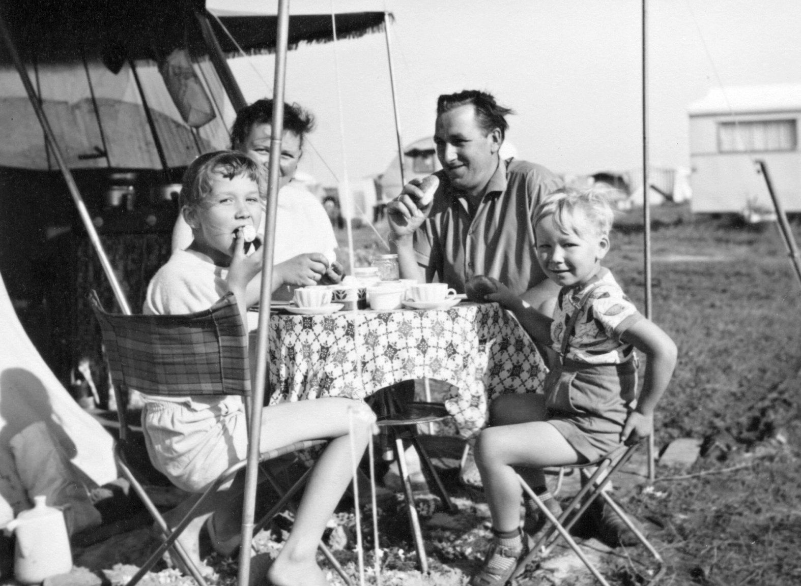 Bernd Stelter als kleines Kind beim Camping-Urlaub mit seinen Eltern.
