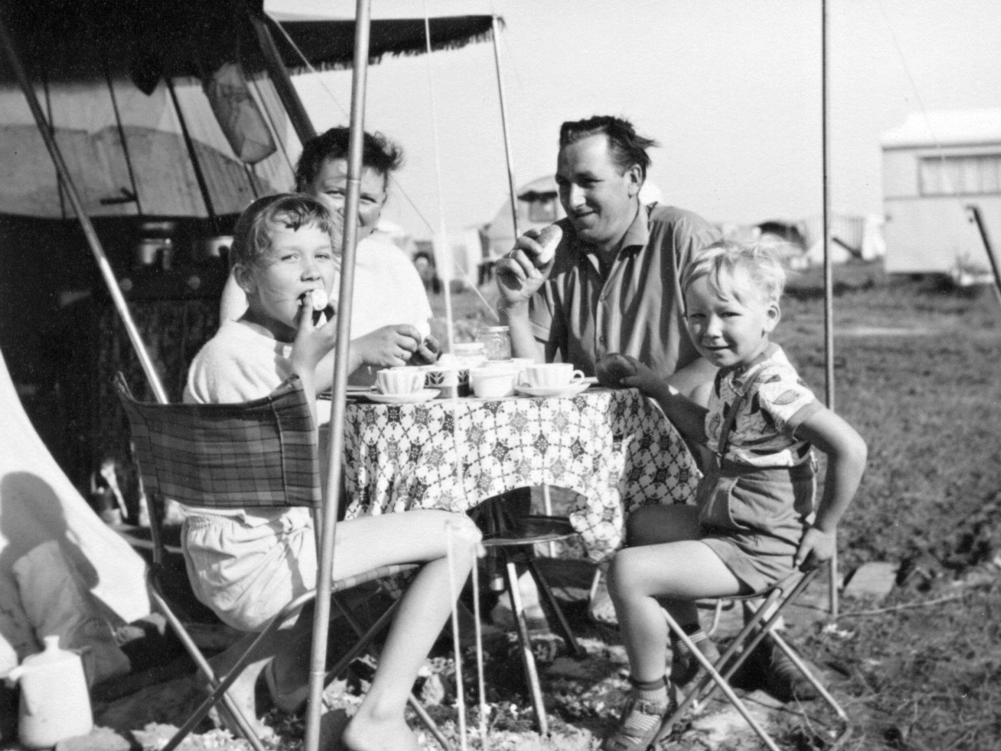 Bernd Stelter als kleines Kind beim Camping-Urlaub mit seinen Eltern.