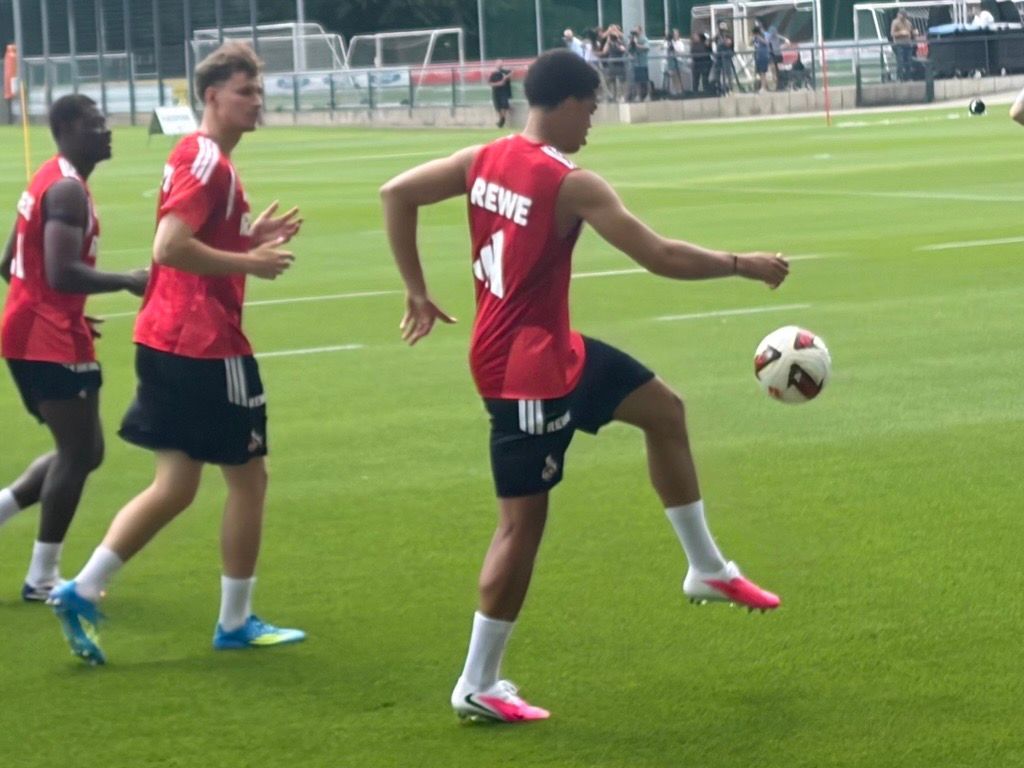 Jahmai Simpson-Pusey mit kurzen Haaren im FC-Training.