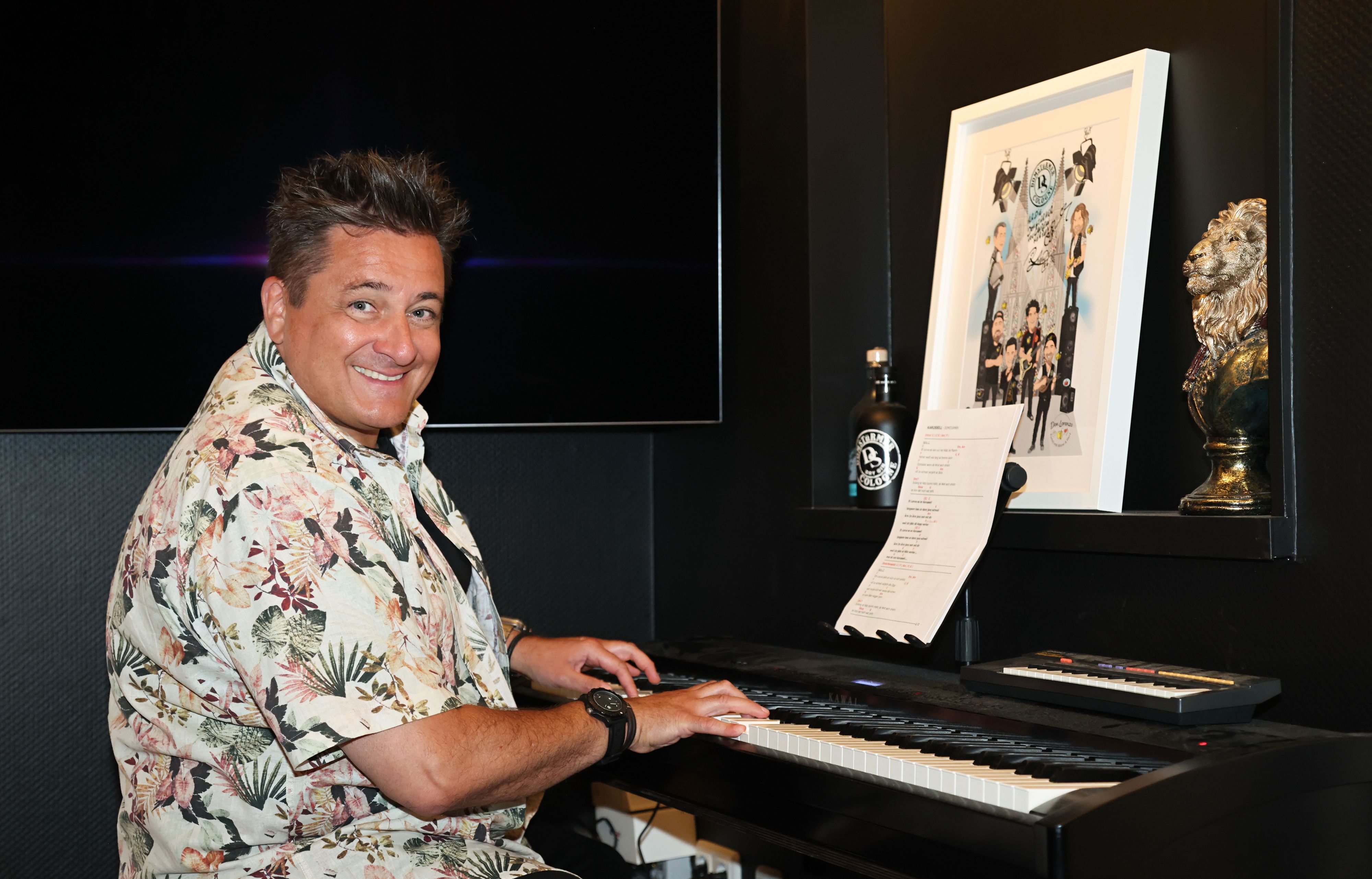 Micky Nauber sitzt im Studio am Klavier.