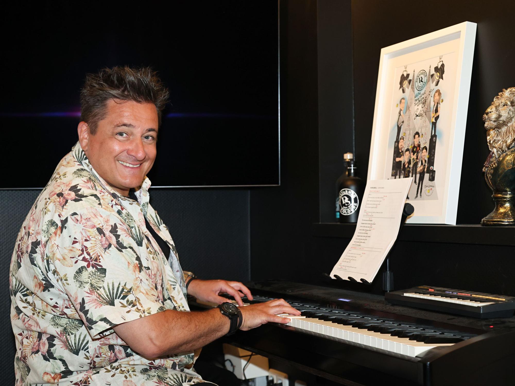 Micky Nauber sitzt im Studio am Klavier.