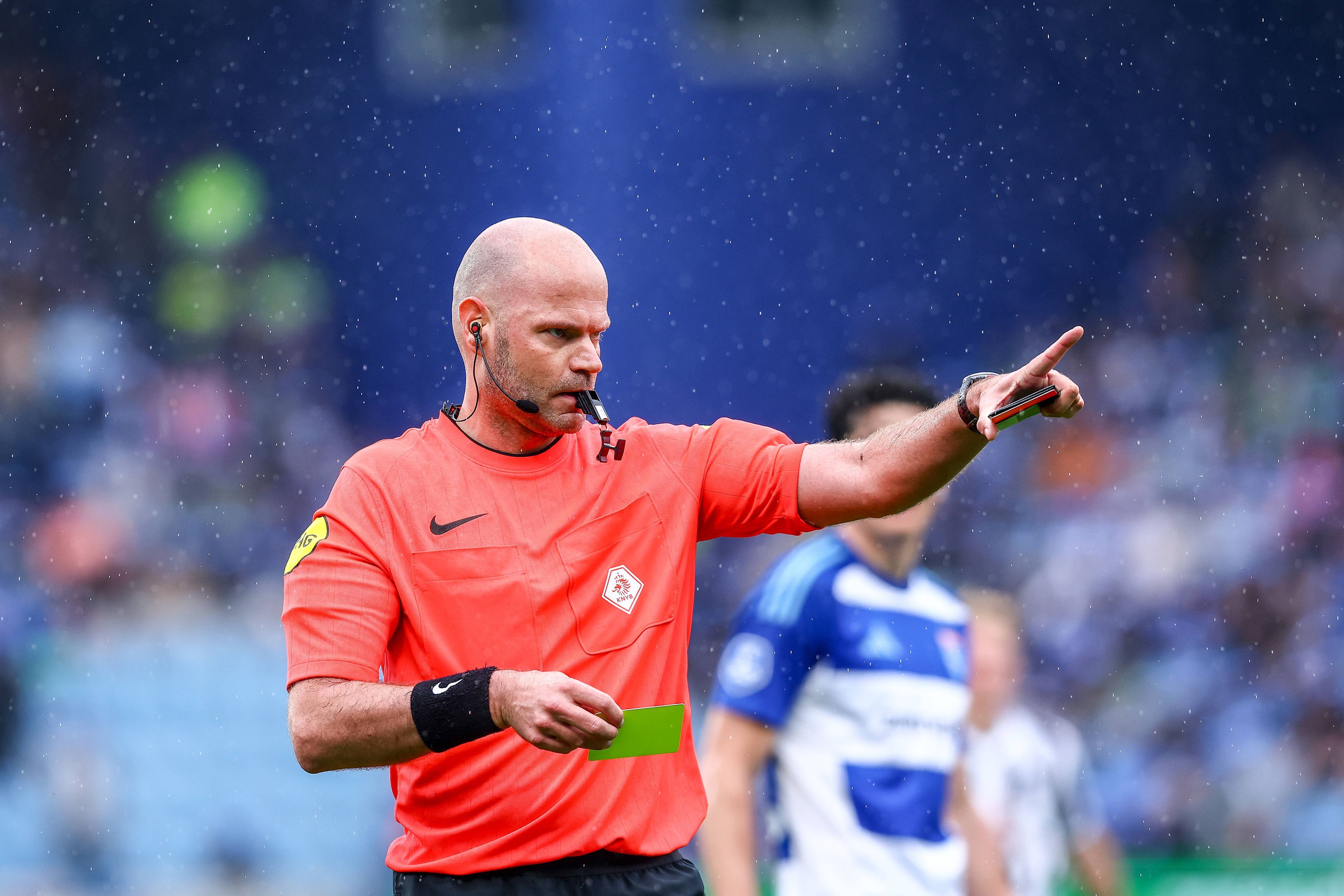 Schiedsrichter Rob Dieperink hat während eines Spiels die Pfeife im Mund.