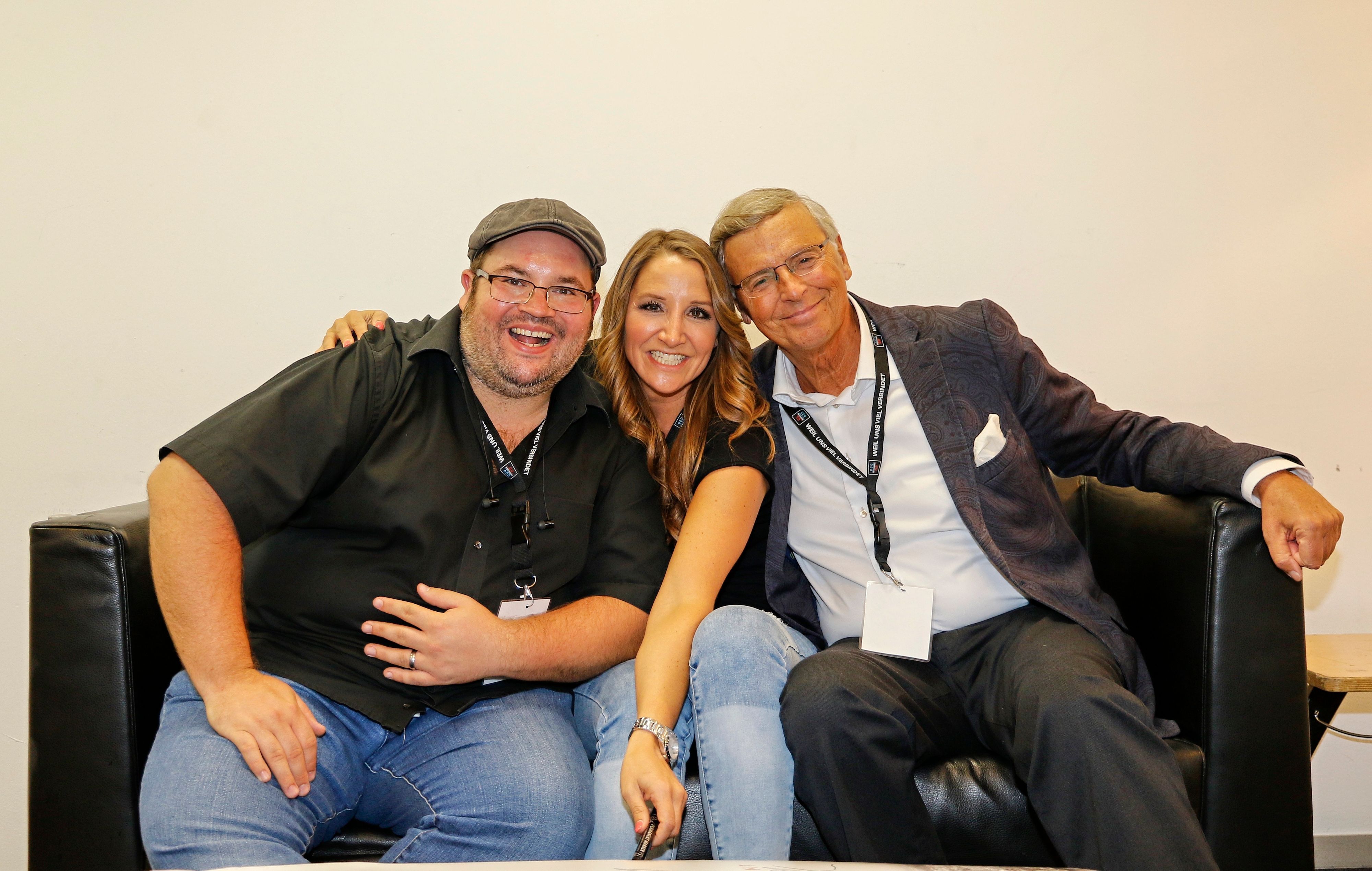 Björn Heuser sitzt mit Andrea Schönenborn und Wolfgang Bosbach auf einem Sofa.