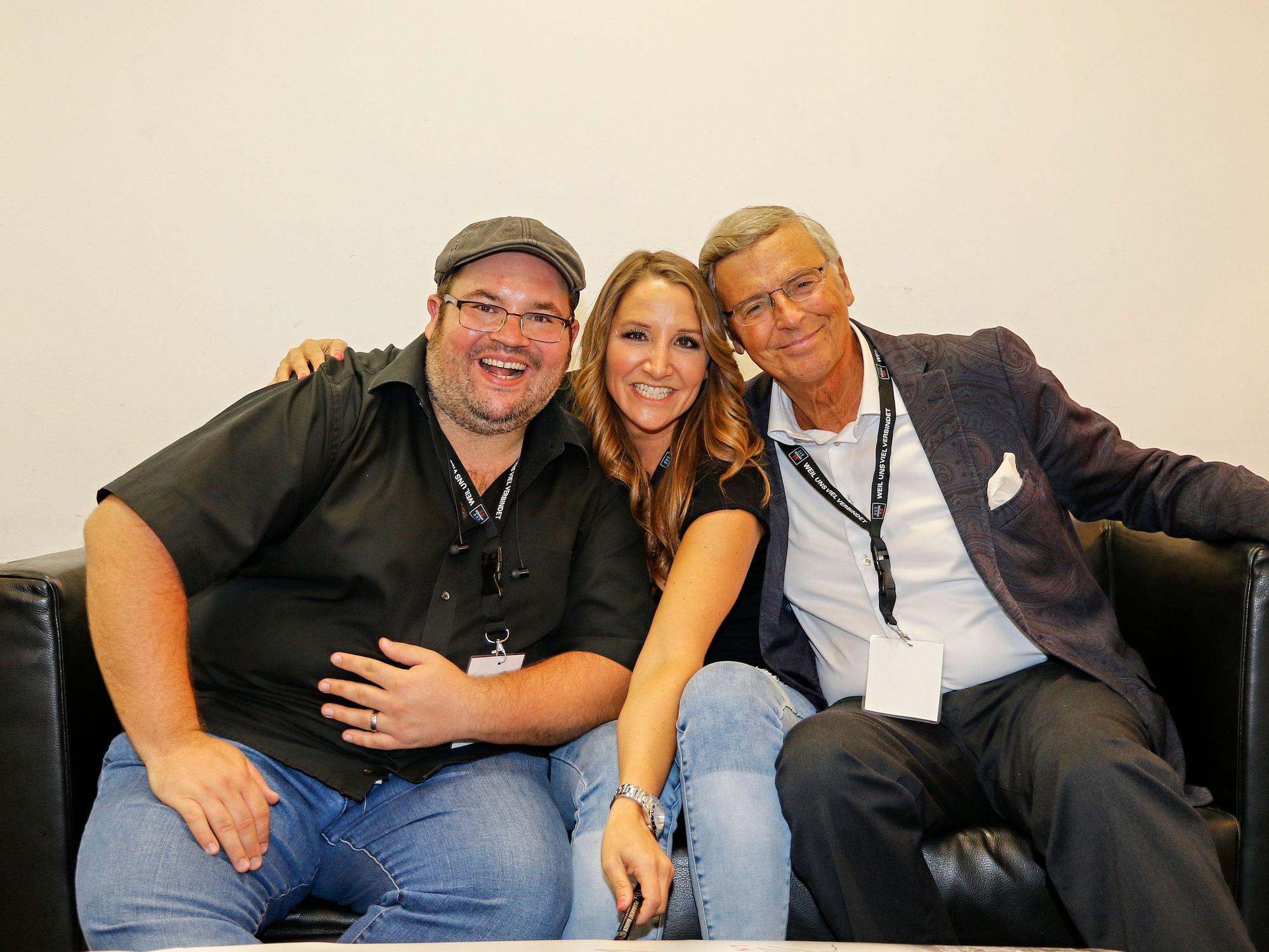Björn Heuser sitzt mit Andrea Schönenborn und Wolfgang Bosbach auf einem Sofa.
