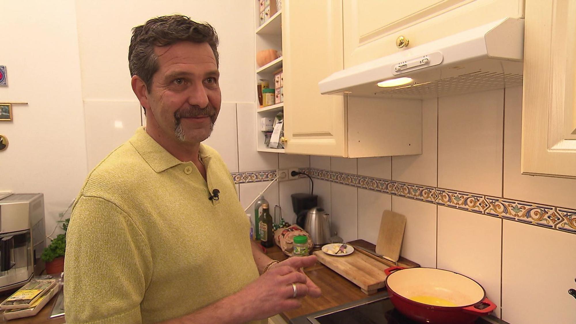 Alex hat familiäre Wurzeln in Frankreich, die er zum Auftakt in Pforzheim kräftig auslebt. (Bild: RTL)