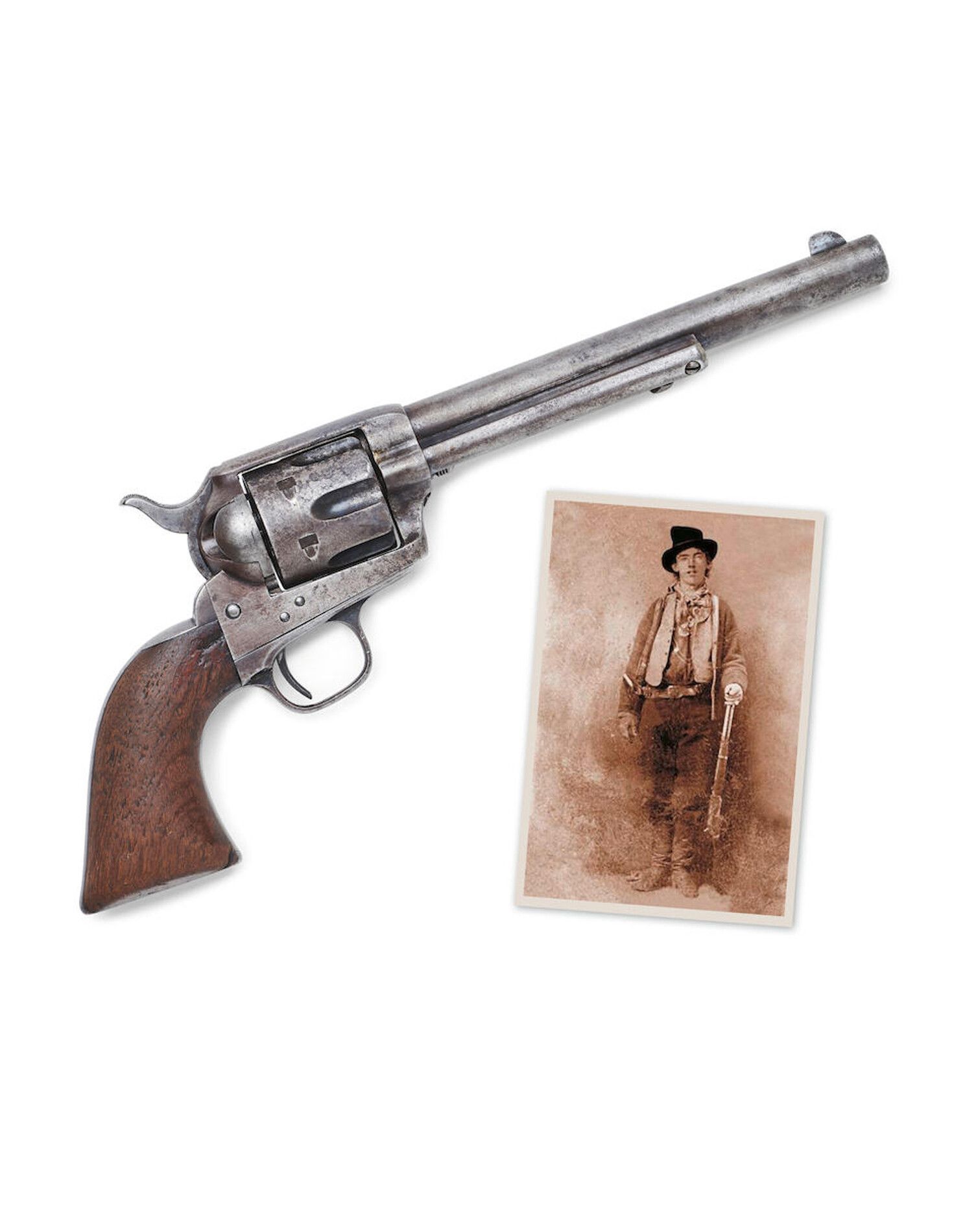 Ein Colt Single Action Revolver aus der Kollektion von Jim und Theresa Earle liegt neben einem Foto, das die Westernlegende Billy The Kid zeigt (undatiert).