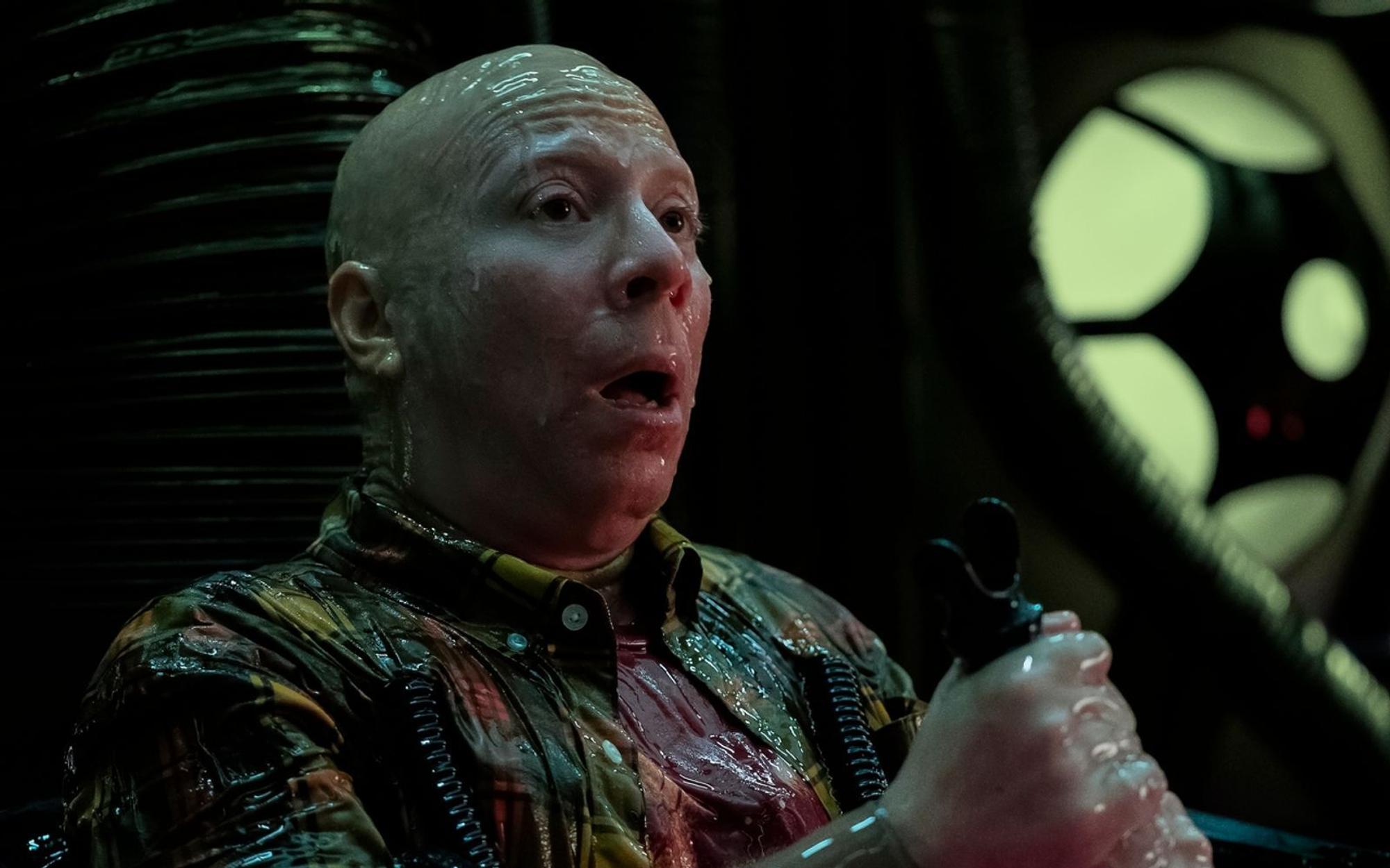Das Universum gerät gehörig aus dem Lot, nachdem Stuart (Kevin Sussman) eine von Sheldon und Leonard konstruierte Maschine zerstört hat. (Bild: Colin Remas Brown/HBO Max)