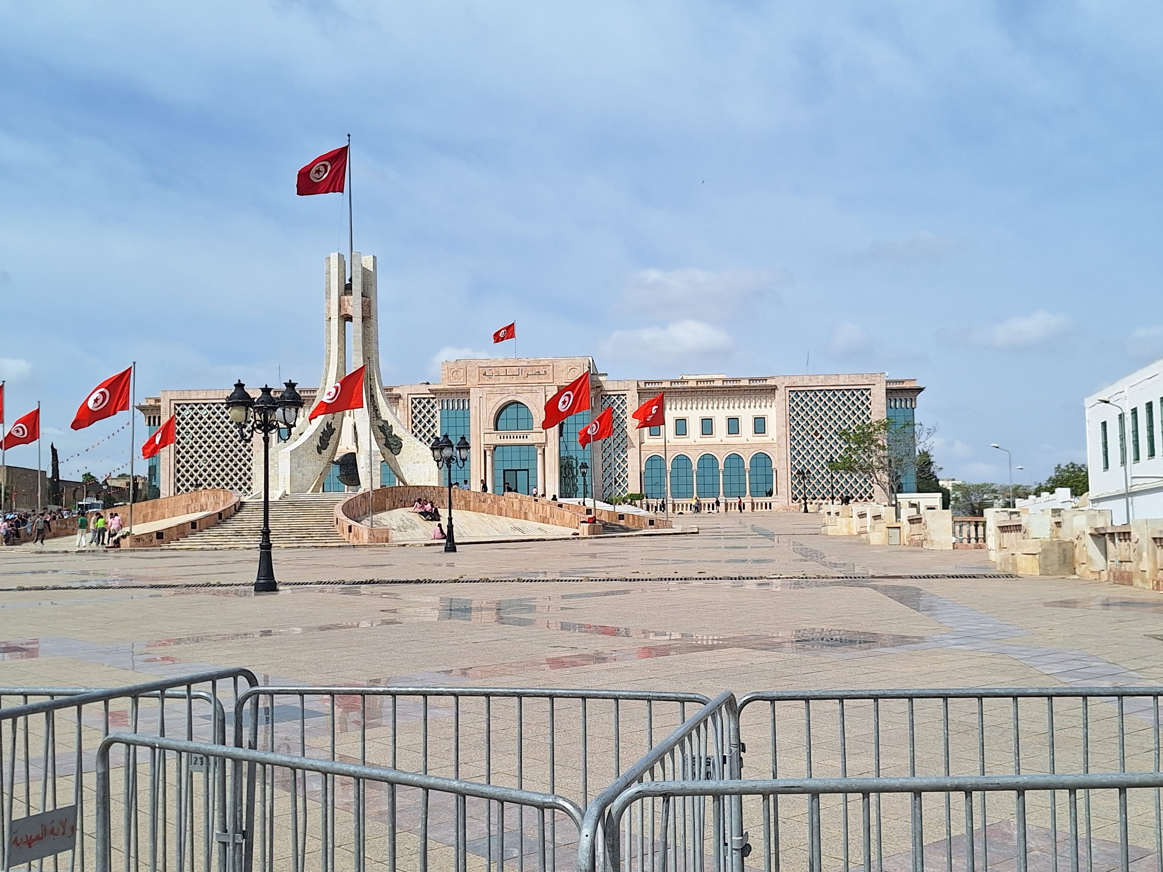 Ein Gebäude mit mehreren Trakten im maurischen Stil