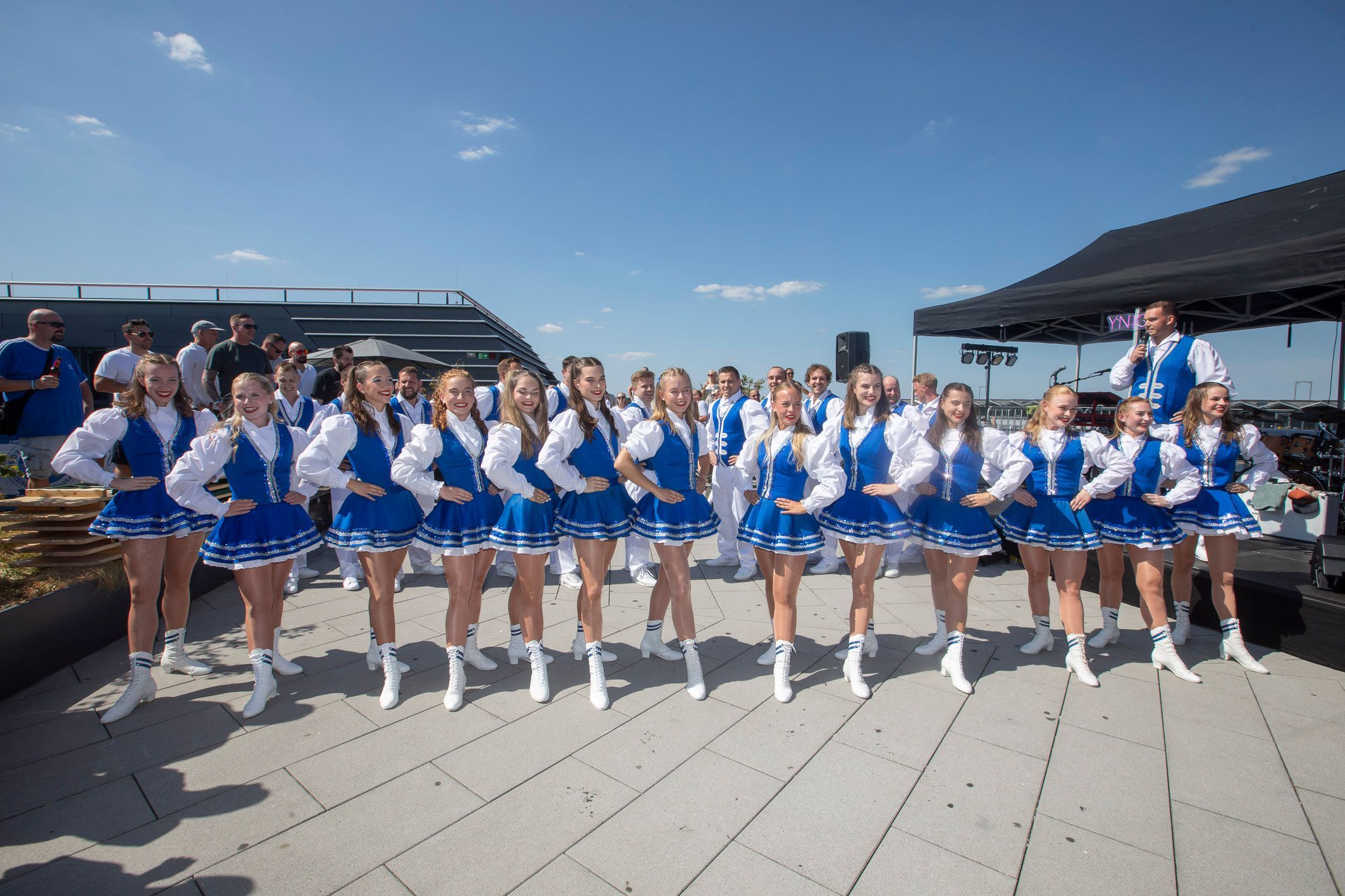 Das Tanzcorps Sr. Tollität Luftflotte beim Auftritt.