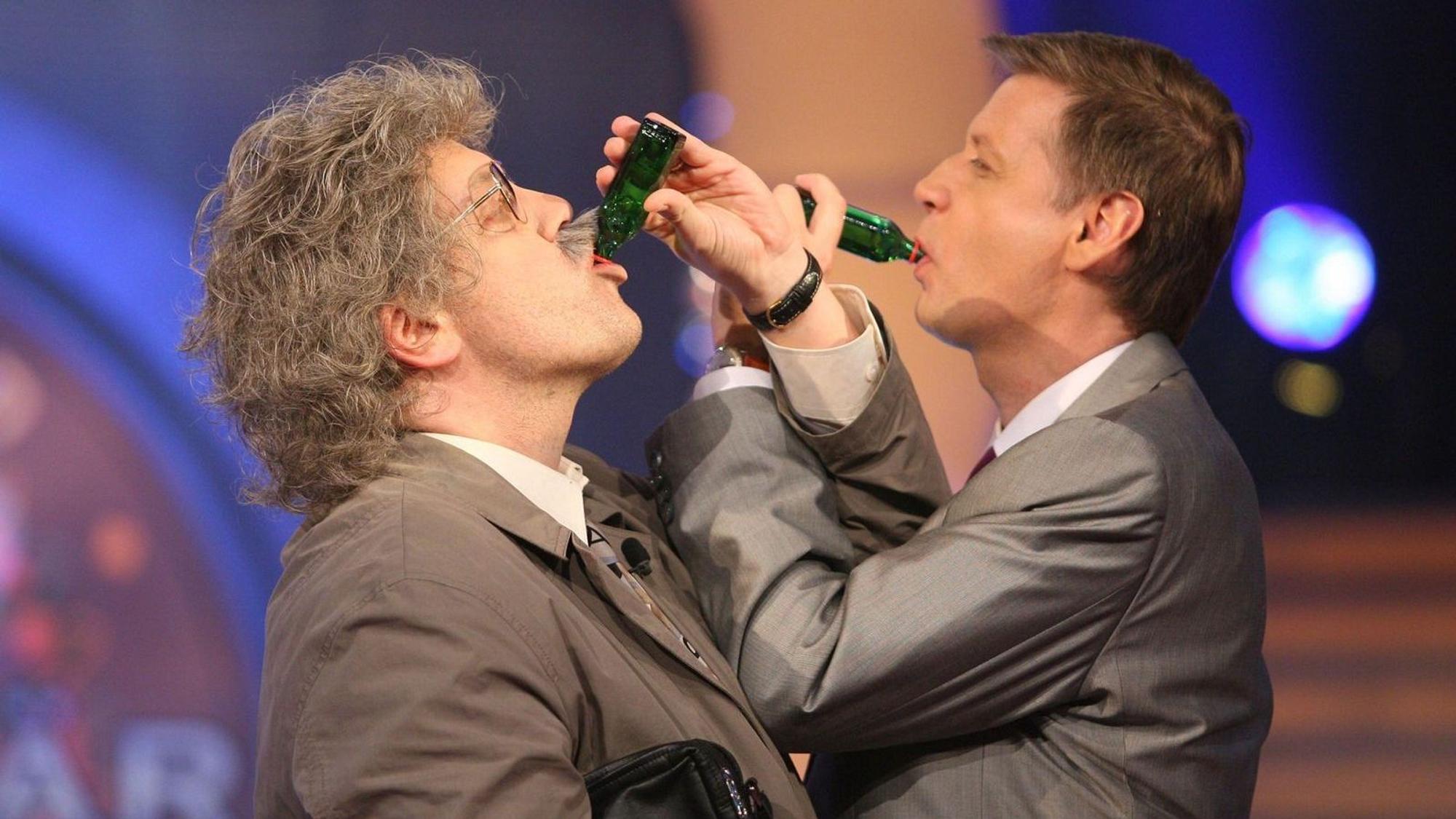 So schrieben sie gemeisam TV-Geschichte: Hape Kerkeling alias Horst Schlämmer (links) und Günther Jauch bei „Wer wird Millionär?“. (Bild: RTL /Stefan Gregorowius)
