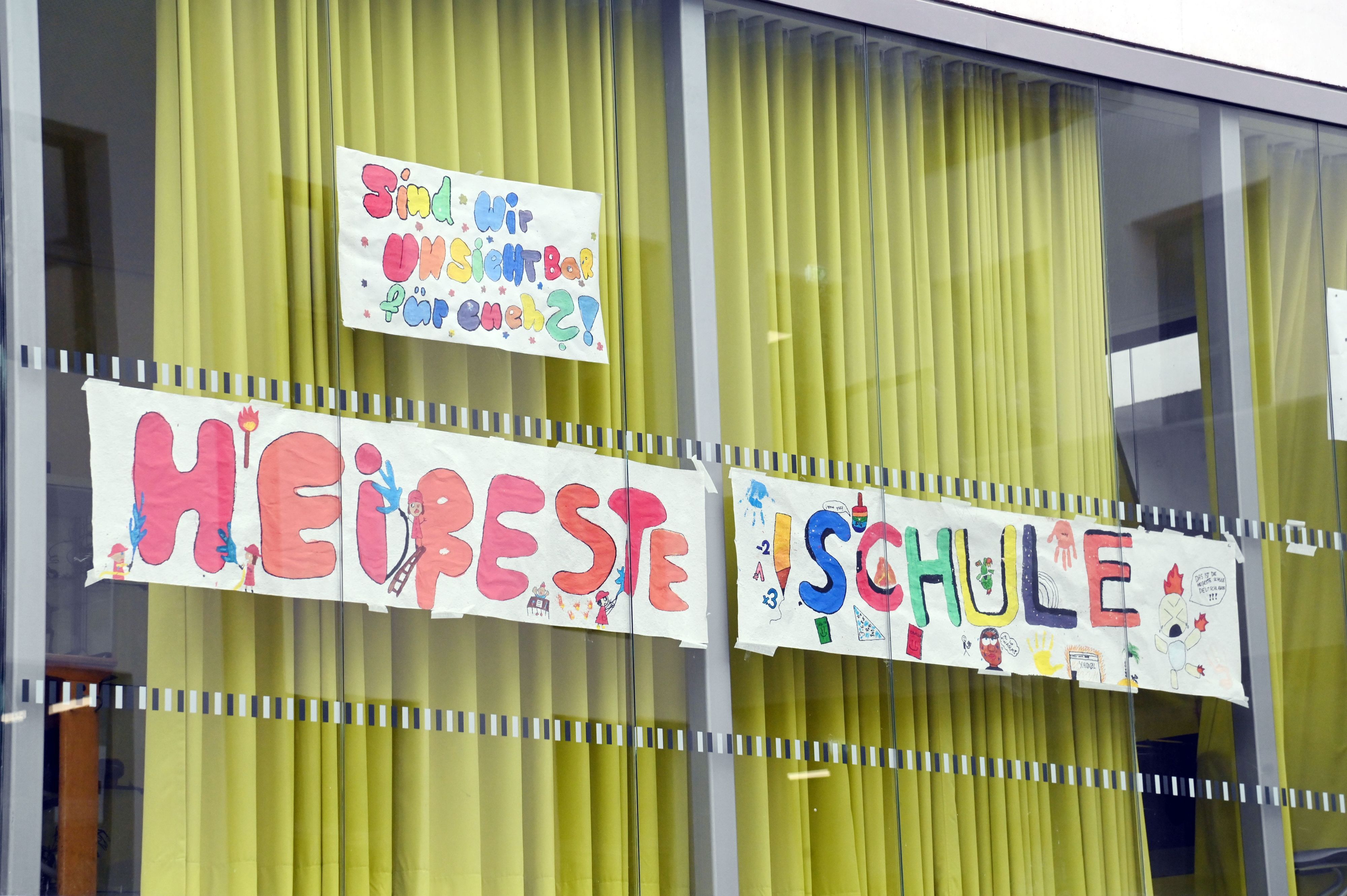 Demonstration am Genoveva-Gymnasium. Die Schule braucht dringend eine Klimaanlage.