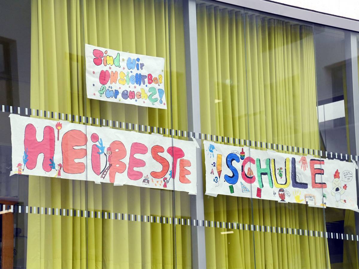 Demonstration am Genoveva-Gymnasium. Die Schule braucht dringend eine Klimaanlage.