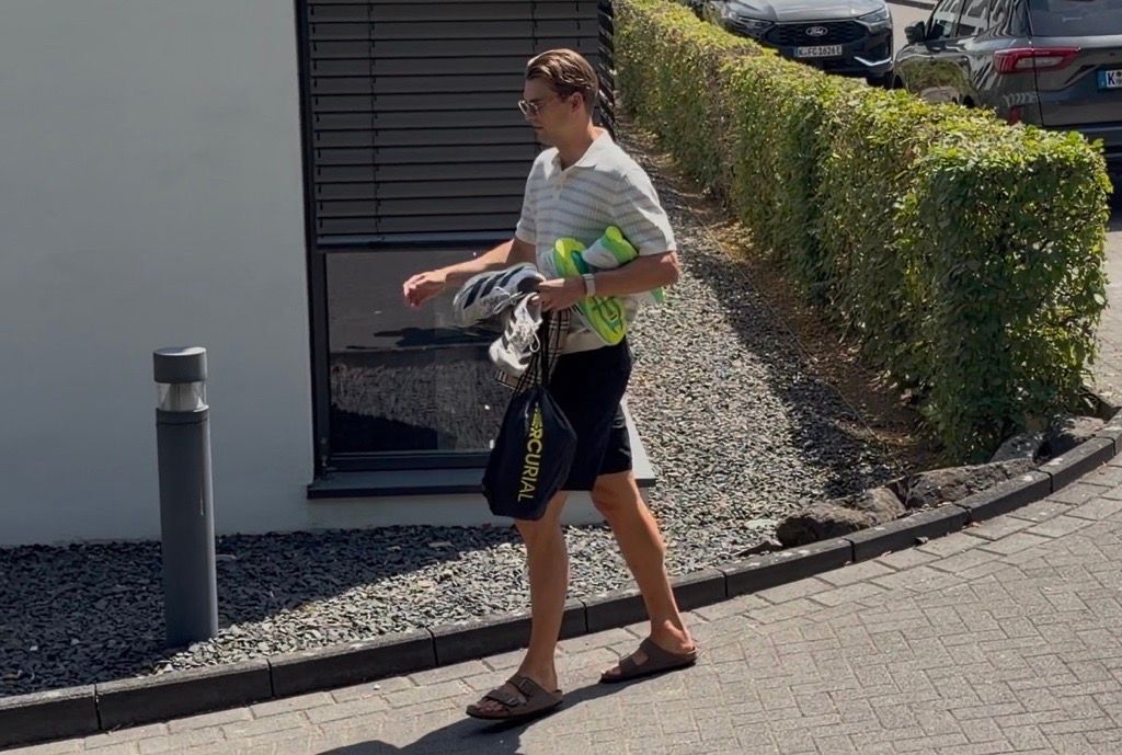 FC-Verteidiger Joel Schmied erscheint am Geißbockheim.