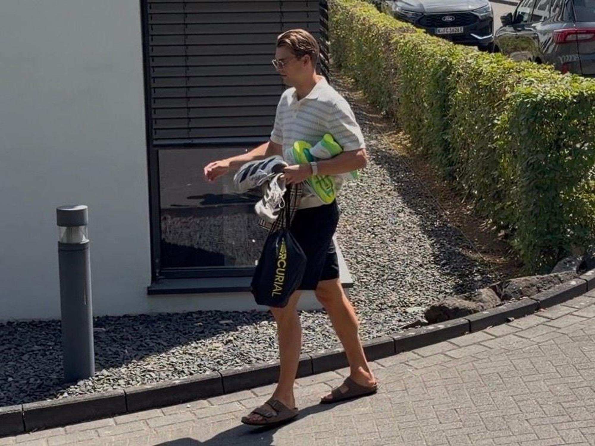 FC-Verteidiger Joel Schmied erscheint am Geißbockheim.