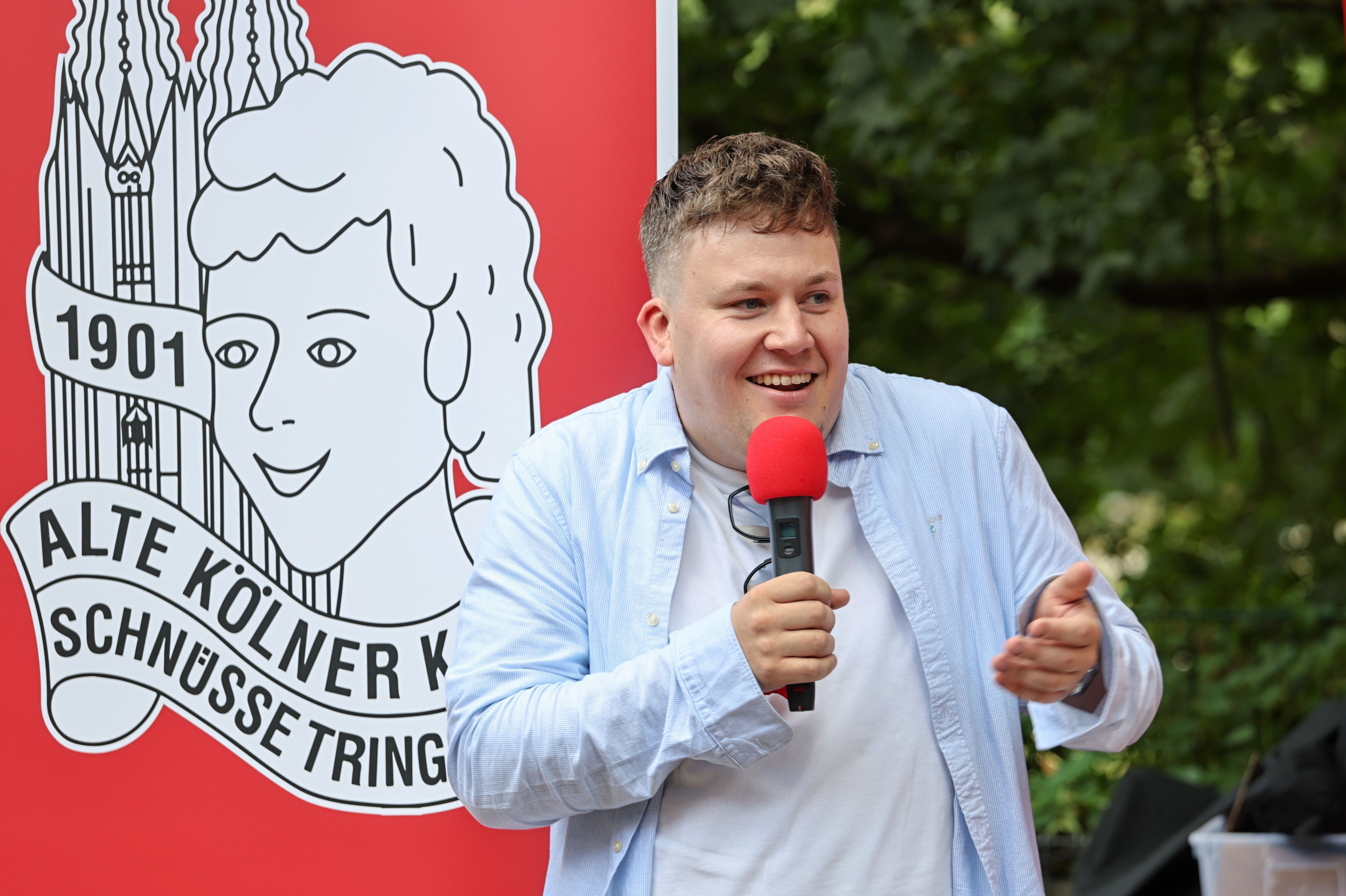 Florian Hertel bei einer Talkrunde der KG Schnüsse Tring.