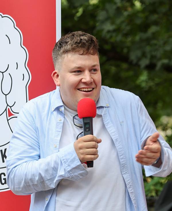 Florian Hertel bei einer Talkrunde der KG Schnüsse Tring.