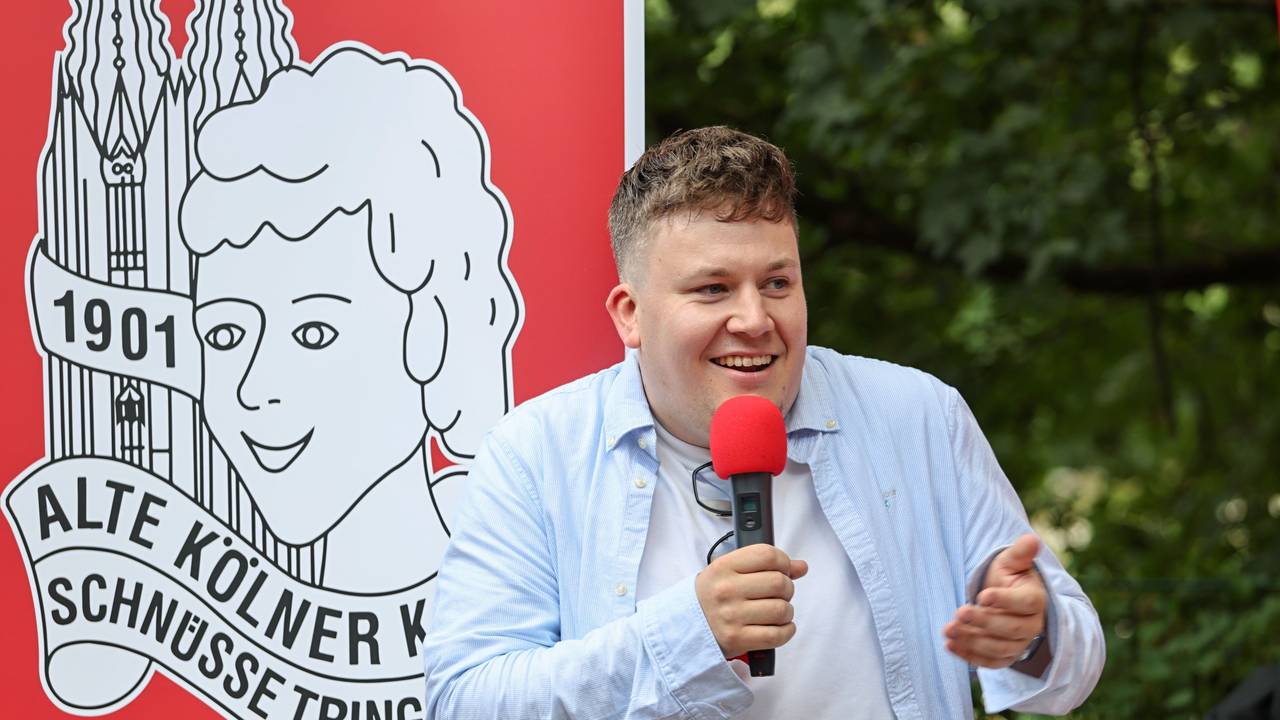 Florian Hertel bei einer Talkrunde der KG Schnüsse Tring.