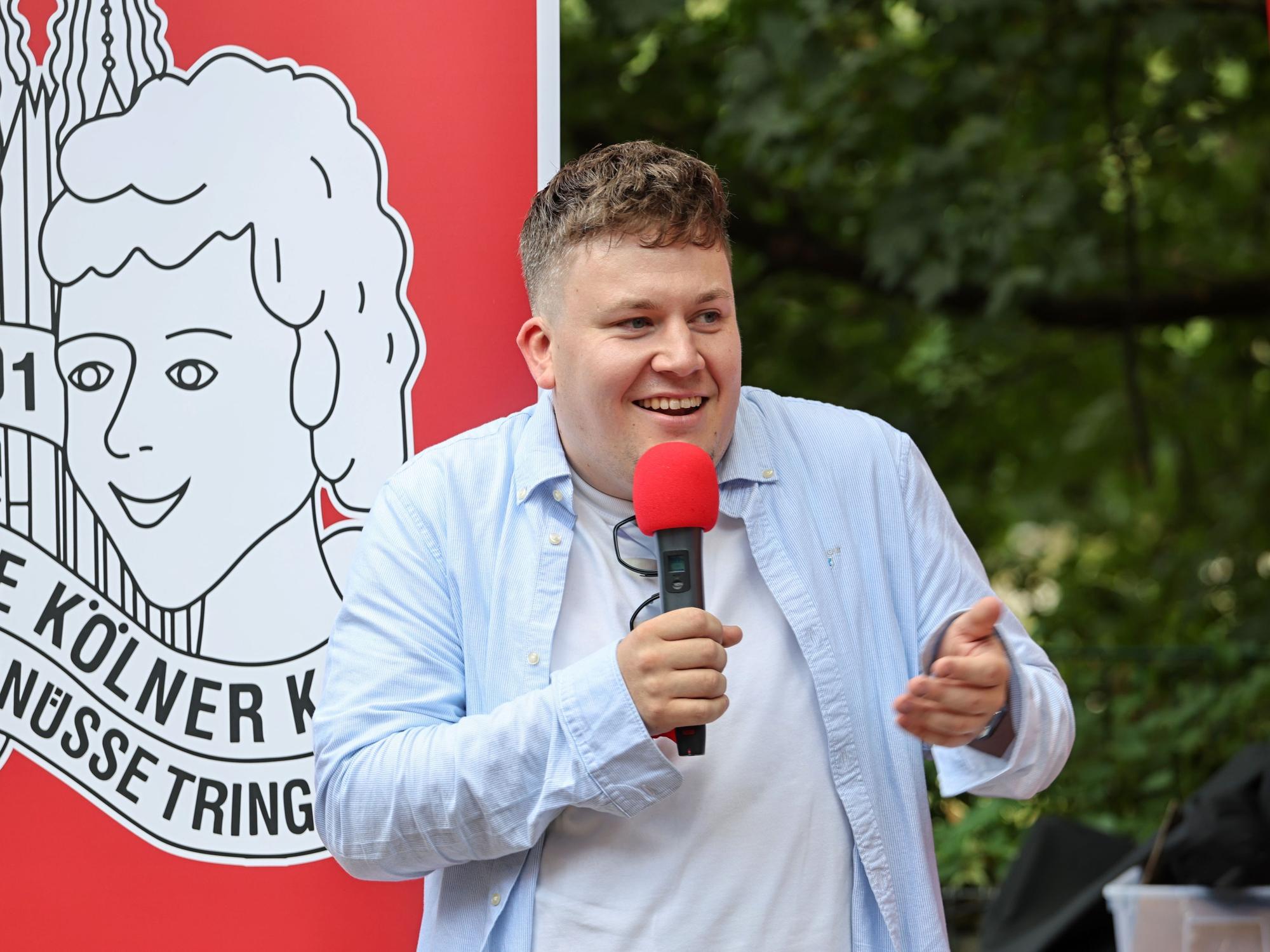Florian Hertel bei einer Talkrunde der KG Schnüsse Tring.