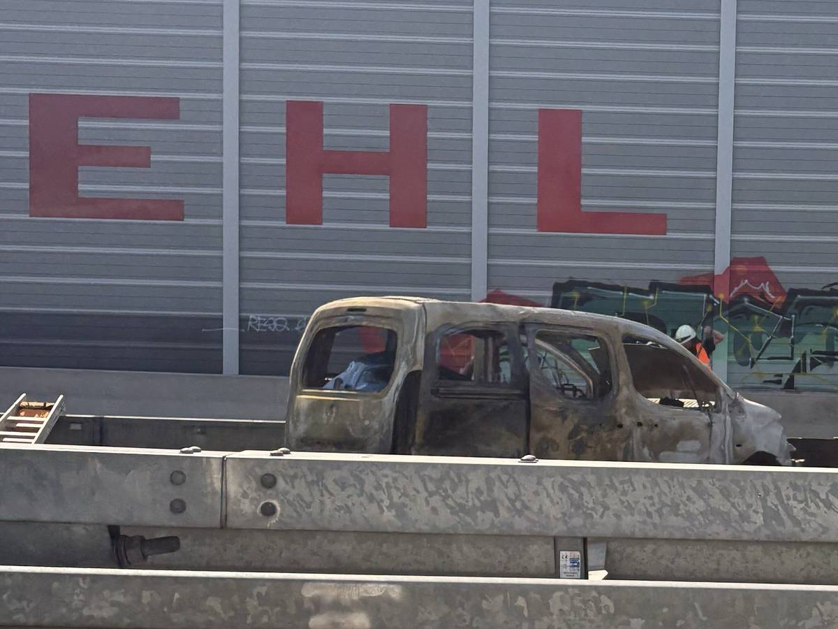 Das Fahrzeug brannte am Montagmorgen auf der A1 vollständig aus.
