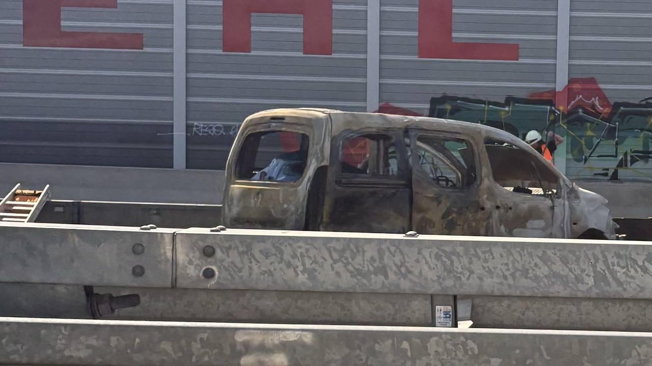 Das Fahrzeug brannte am Montagmorgen auf der A1 vollständig aus.