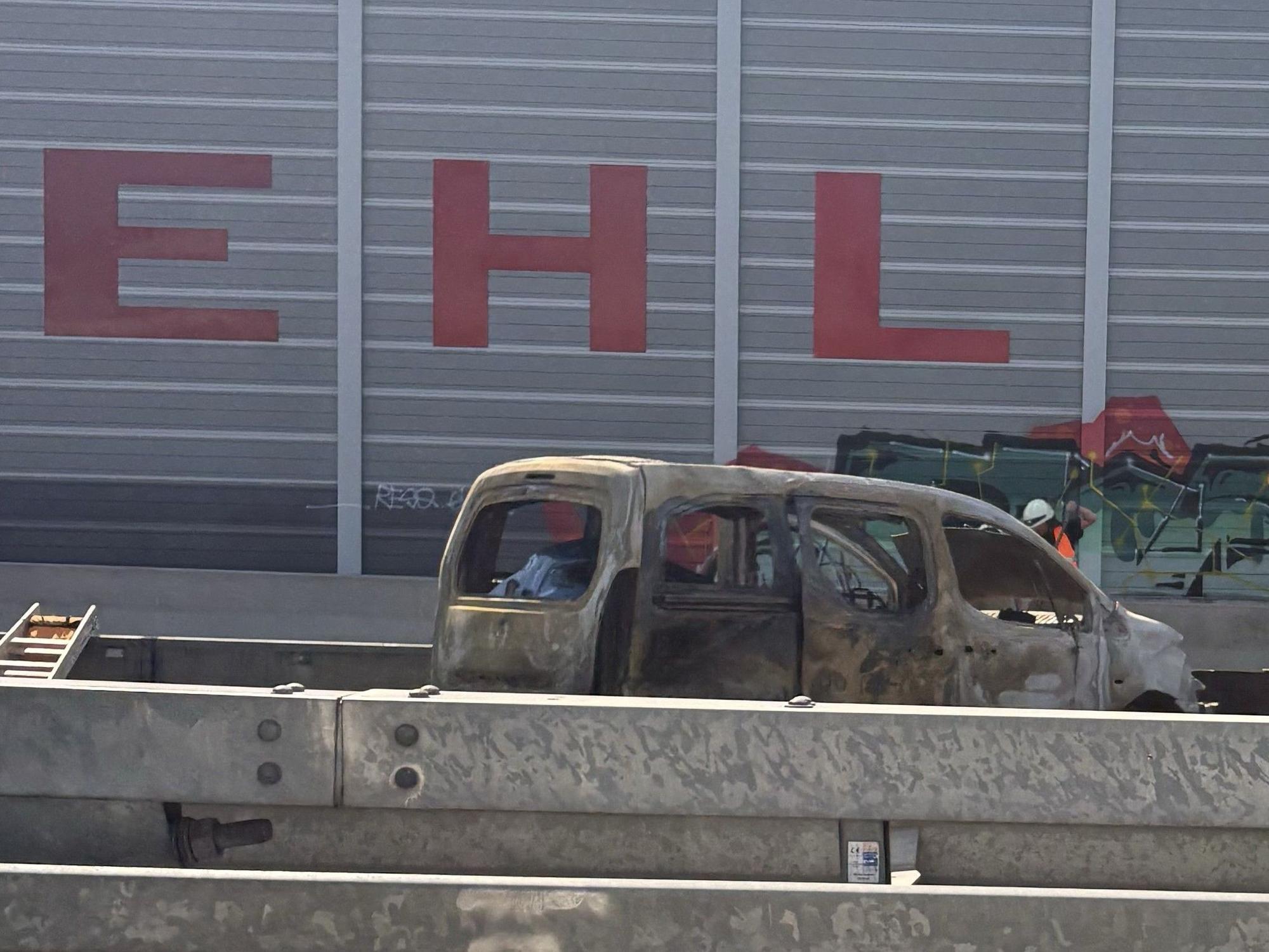 Das Fahrzeug brannte am Montagmorgen auf der A1 vollständig aus.