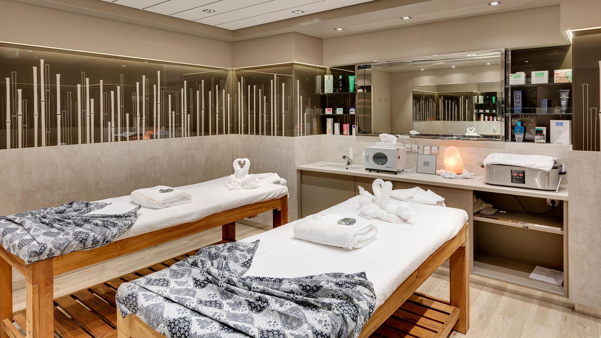 Ein Spabereich mit Massageliegen