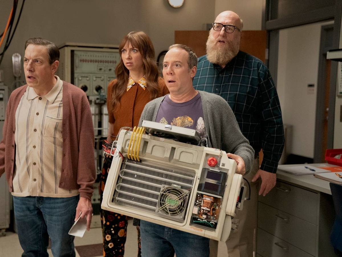 Mit „Stuart Fails To Save The Universe“ haben die Serienschöpfer Chuck Lorre und Bill Prady ihre Erfolgssitcom „The Big Bang Theory“ abgelegt: Darin stürzt der Comicladen-Besitzer Stuart Bloom (Kevin Sussman, vorne mit dem Gerät in der Hand) das Universum erst ins Chaos, bevor er es retten muss. (Bild: HBO Max)