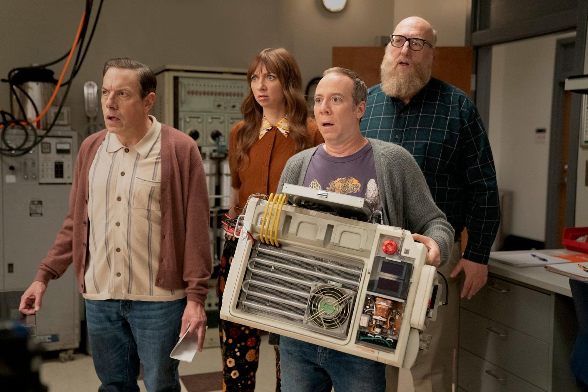 Mit „Stuart Fails To Save The Universe“ haben die Serienschöpfer Chuck Lorre und Bill Prady ihre Erfolgssitcom „The Big Bang Theory“ abgelegt: Darin stürzt der Comicladen-Besitzer Stuart Bloom (Kevin Sussman, vorne mit dem Gerät in der Hand) das Universum erst ins Chaos, bevor er es retten muss. (Bild: HBO Max)
