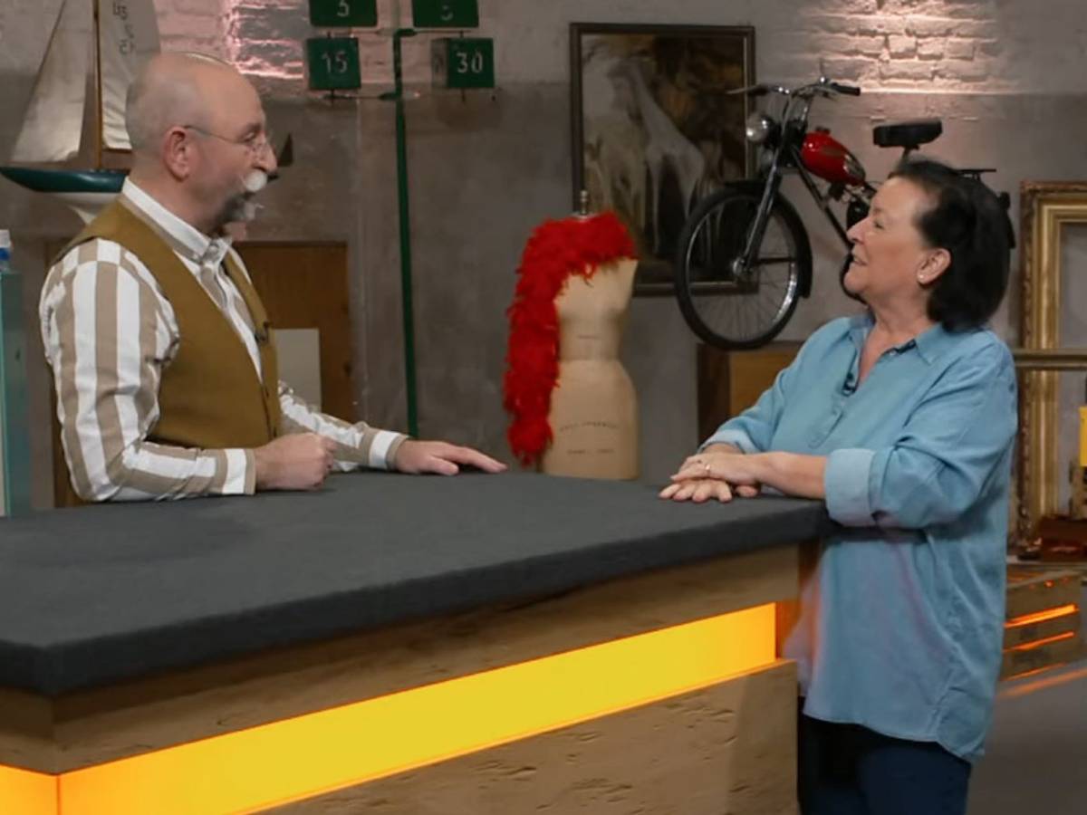 Verkäuferin Maja versteht zu flirten. „Ich habe ja auch allen Grund zum Strahlen - ich bin hier“, gab sie zurück und ließ Lichter verlegen werden: „Ach, komm, hör auf“, meinte er. Aber dann wurde es ernst: Würden Lichter, Expertin Bianca Berding und die fünf Händler auch von Majas Auktionsobjekt begeistert sein? Sie hatte ein Gemälde von Walter Pistor dabei. (Bild: ZDF)