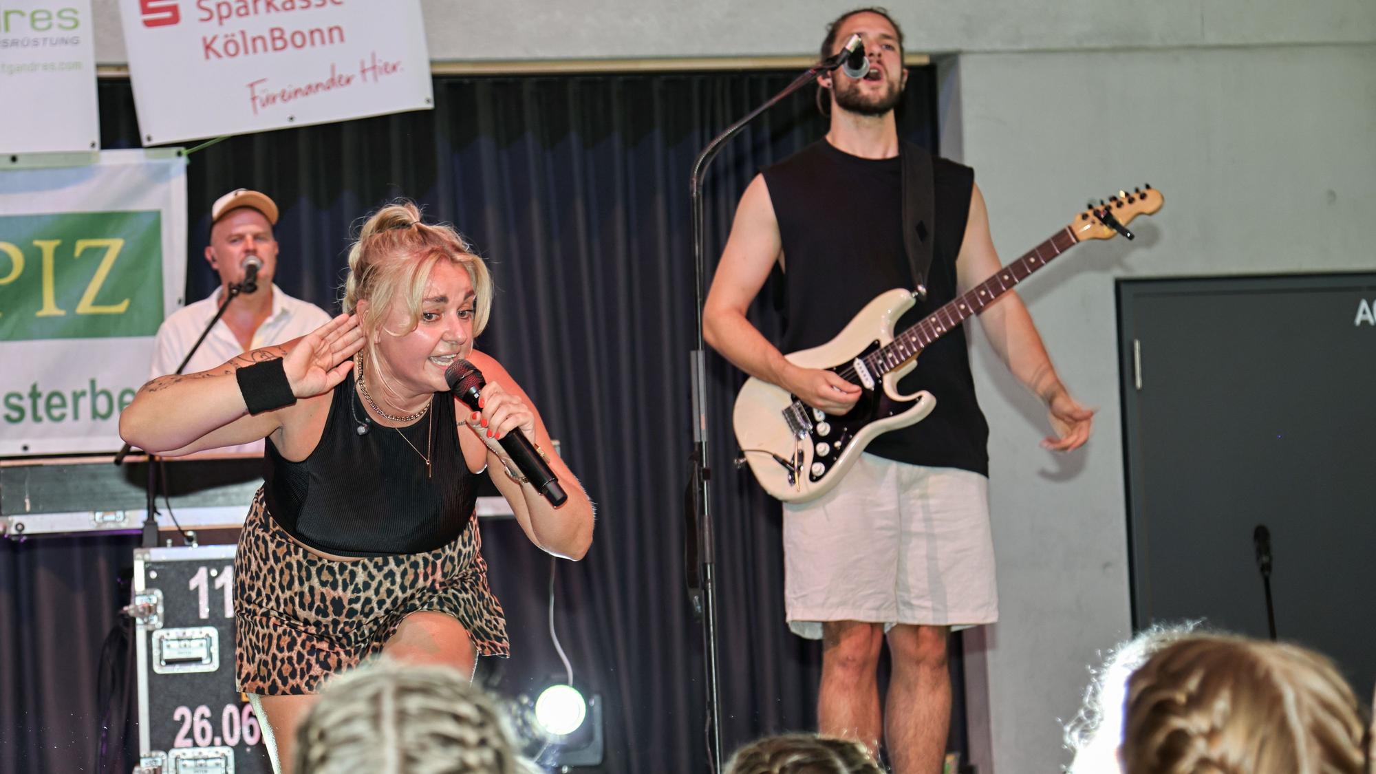 Nici Kempermann beim Auftritt mit ihrer Band.