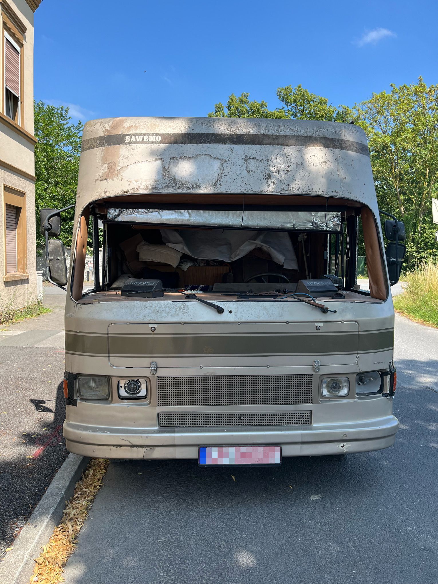 Ein Wohnmobil ohne Frontscheibe steht nach einer Polizeikontrolle am Straßenrand.