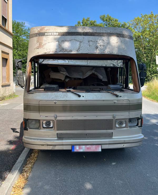 Ein Wohnmobil ohne Frontscheibe steht nach einer Polizeikontrolle am Straßenrand.