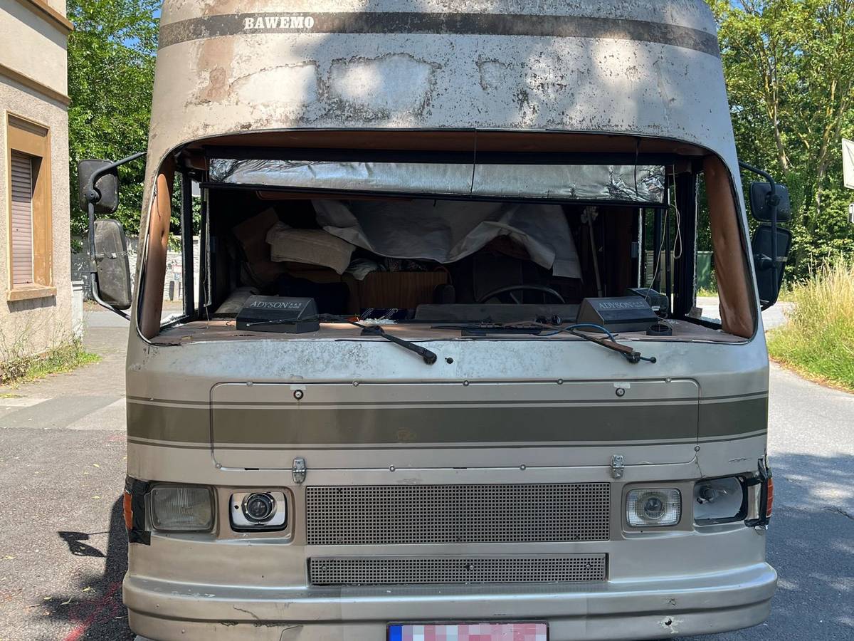 Ein Wohnmobil ohne Frontscheibe steht nach einer Polizeikontrolle am Straßenrand.