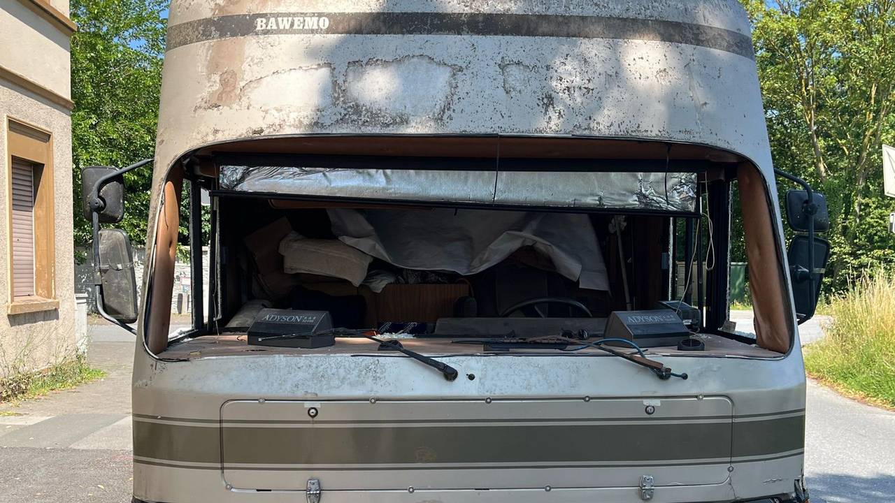 Ein Wohnmobil ohne Frontscheibe steht nach einer Polizeikontrolle am Straßenrand.