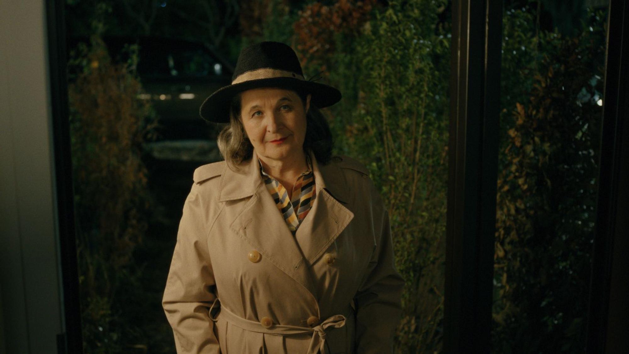 Auch Herta Tschach (Maria Hofstätter), die in Staffel eins entschwundene Frau des Bürgermeisters, taucht wieder auf. (Bild: © SUPERFILM)