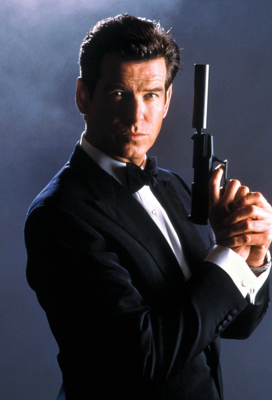 Pierce Brosnan posiert mit Waffe für seinen letzten Bond-Film „Stirb an einem anderen Tag“.