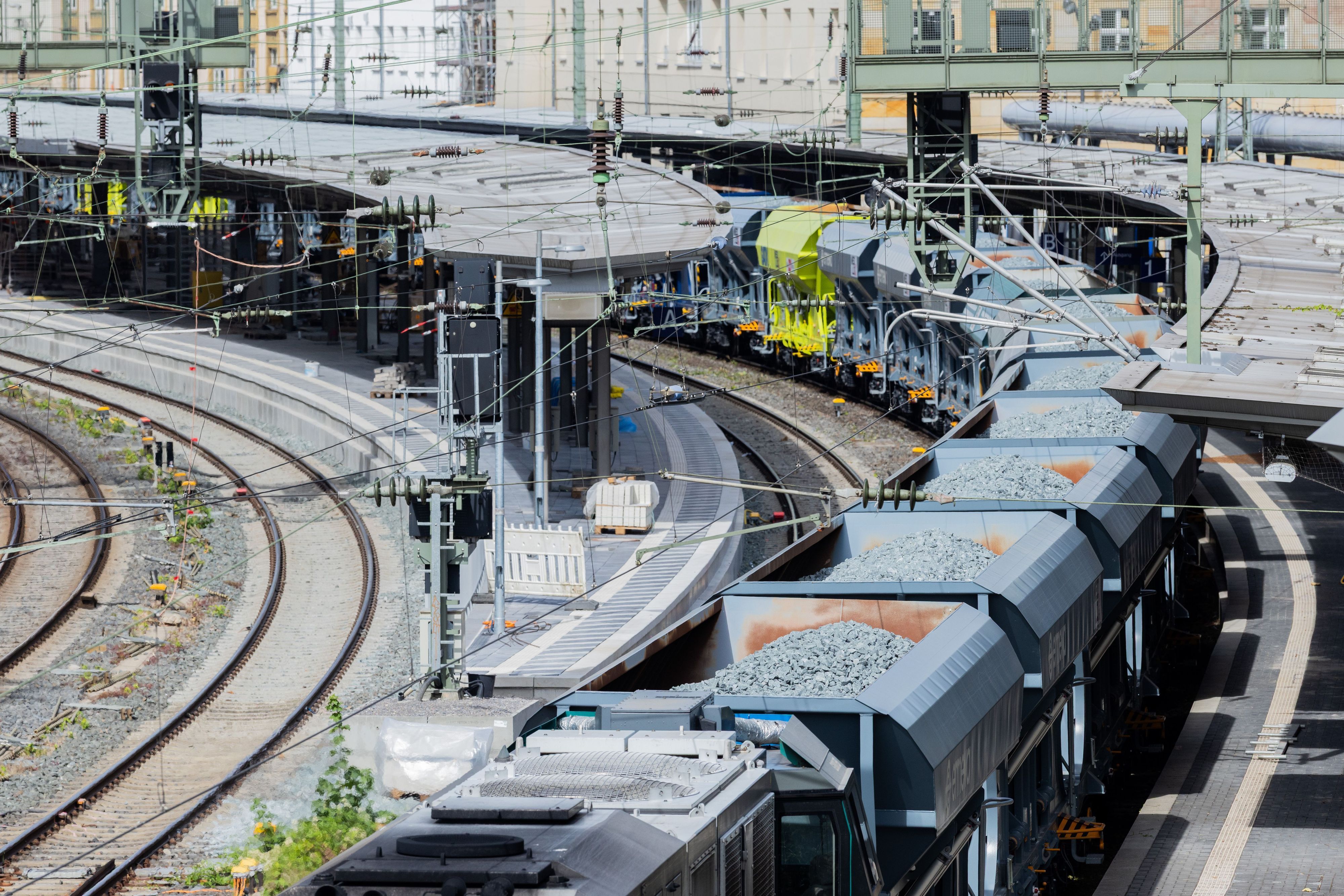 PRODUKTION - 06.07.2026, Nordrhein-Westfalen, Wuppertal: Blick auf den Hauptbahnhof Wuppertal.  (zu dpa: «Nach der Sperrung ist vor der Sperrung: Problemfall Schiene») Foto: Rolf Vennenbernd/dpa +++ dpa-Bildfunk +++