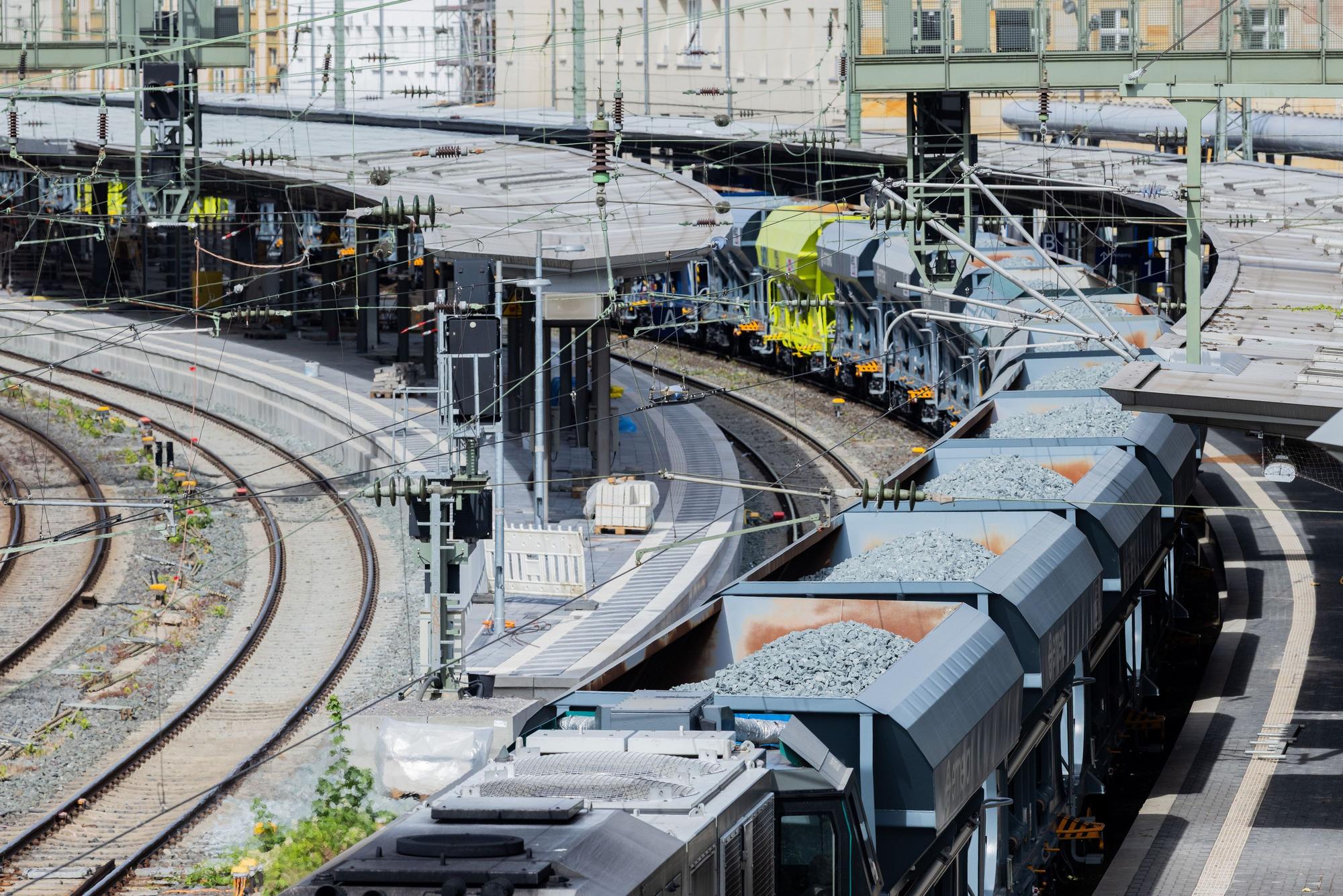 PRODUKTION - 06.07.2026, Nordrhein-Westfalen, Wuppertal: Blick auf den Hauptbahnhof Wuppertal. (zu dpa: «Nach der Sperrung ist vor der Sperrung: Problemfall Schiene») Foto: Rolf Vennenbernd/dpa +++ dpa-Bildfunk +++