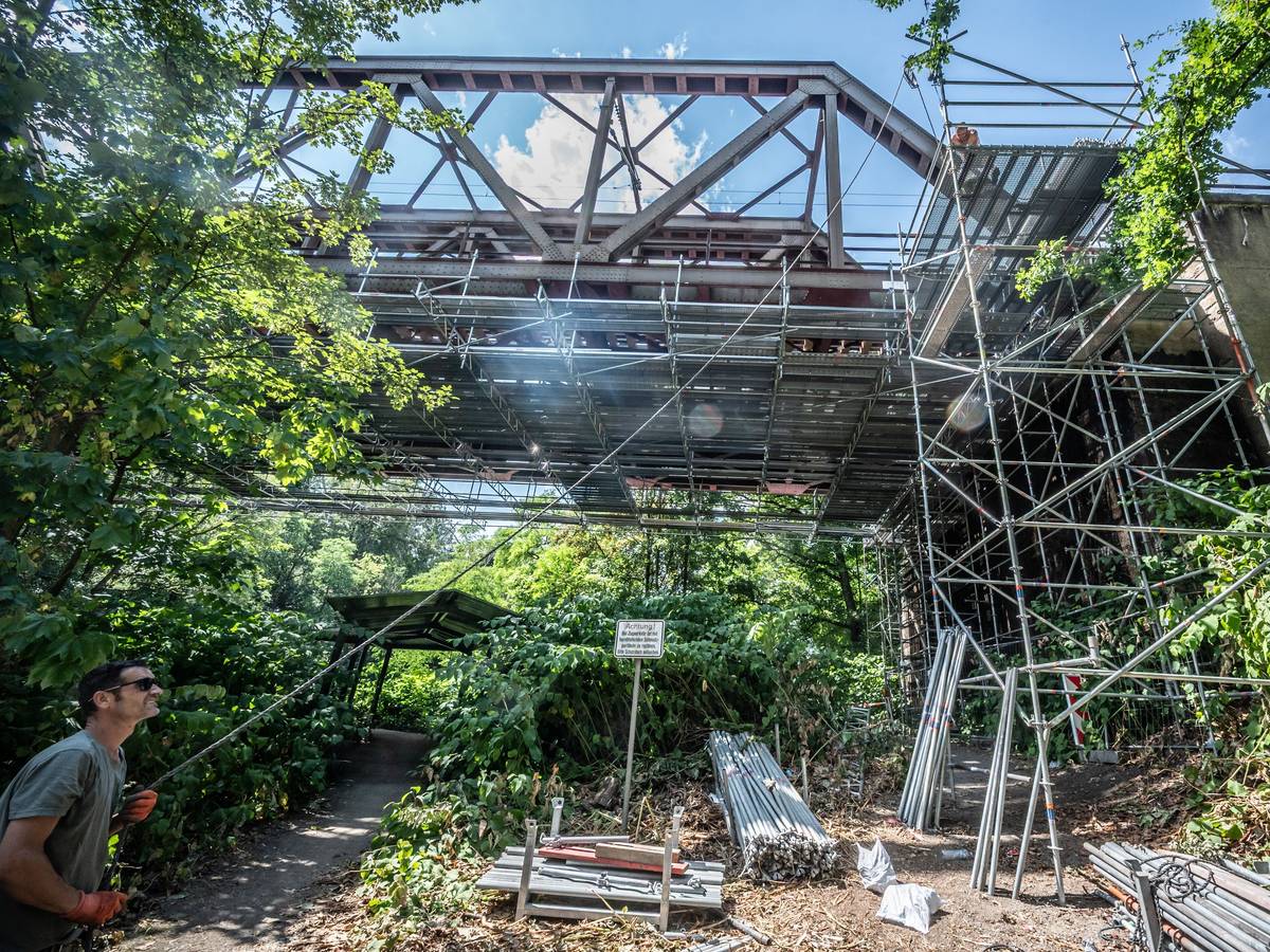 An der Wupperbrücke der Strecke zwischen Opladen und Leichlingen wurde ein schaden entdeckt, weshalb eines der beiden Gleise nicht genutzt wird. Bild: Ralf Krieger